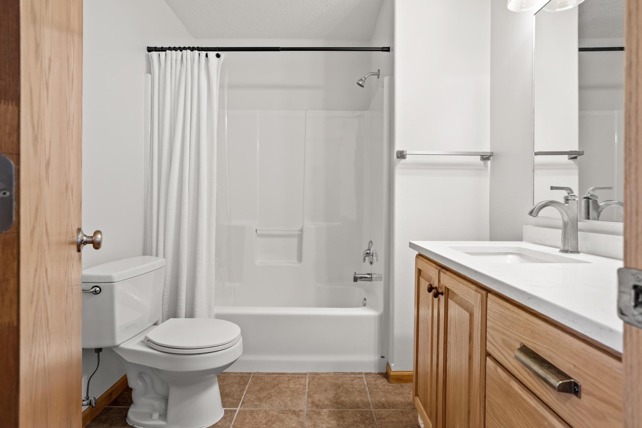 2006 twin home for sale at 1113 39th Avenue S in Moorhead, MN — 3 bed, 2 bath (photo 23 of 38)