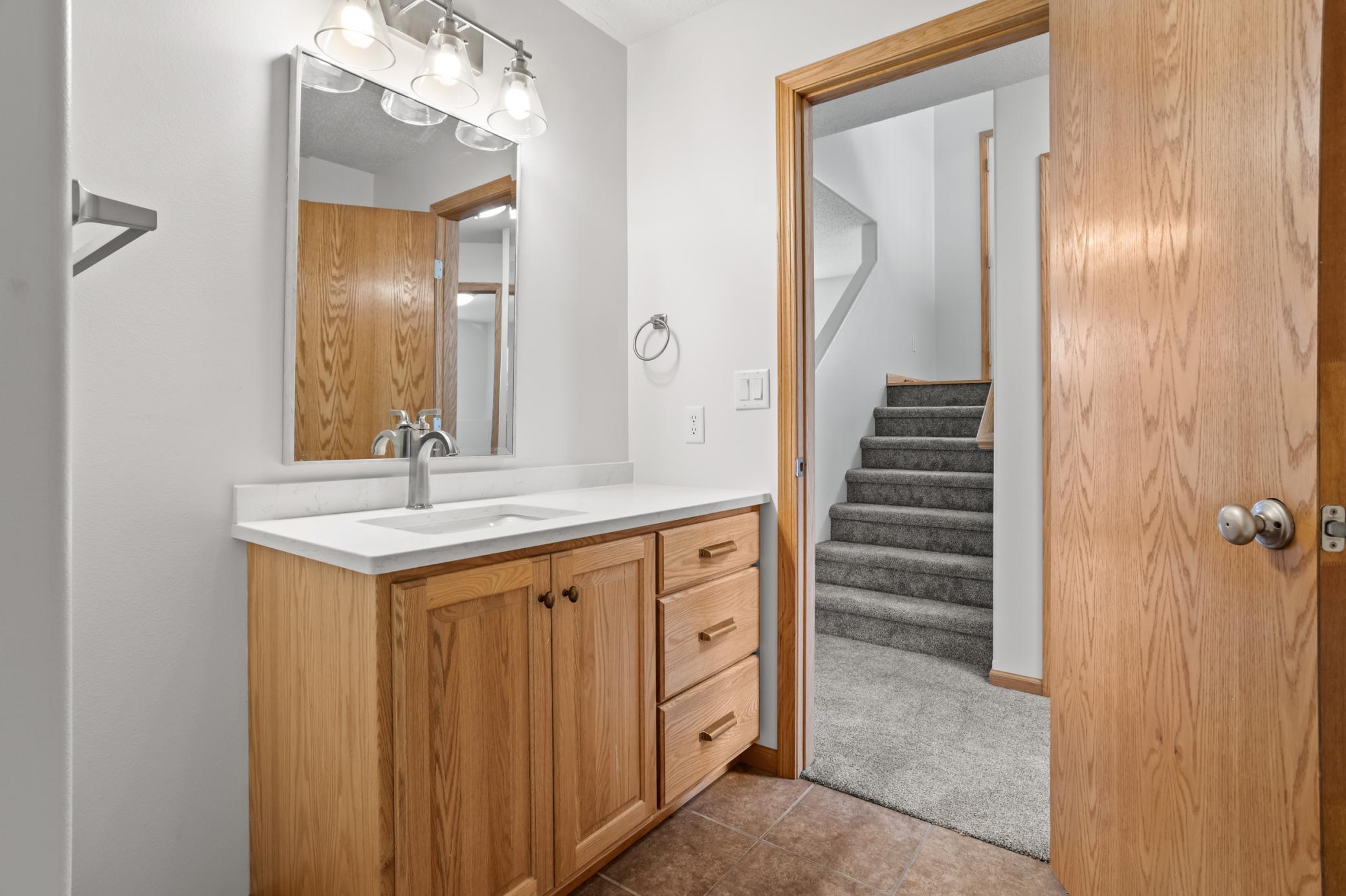 2006 twin home for sale at 1113 39th Avenue S in Moorhead, MN — 3 bed, 2 bath (photo 24 of 38)