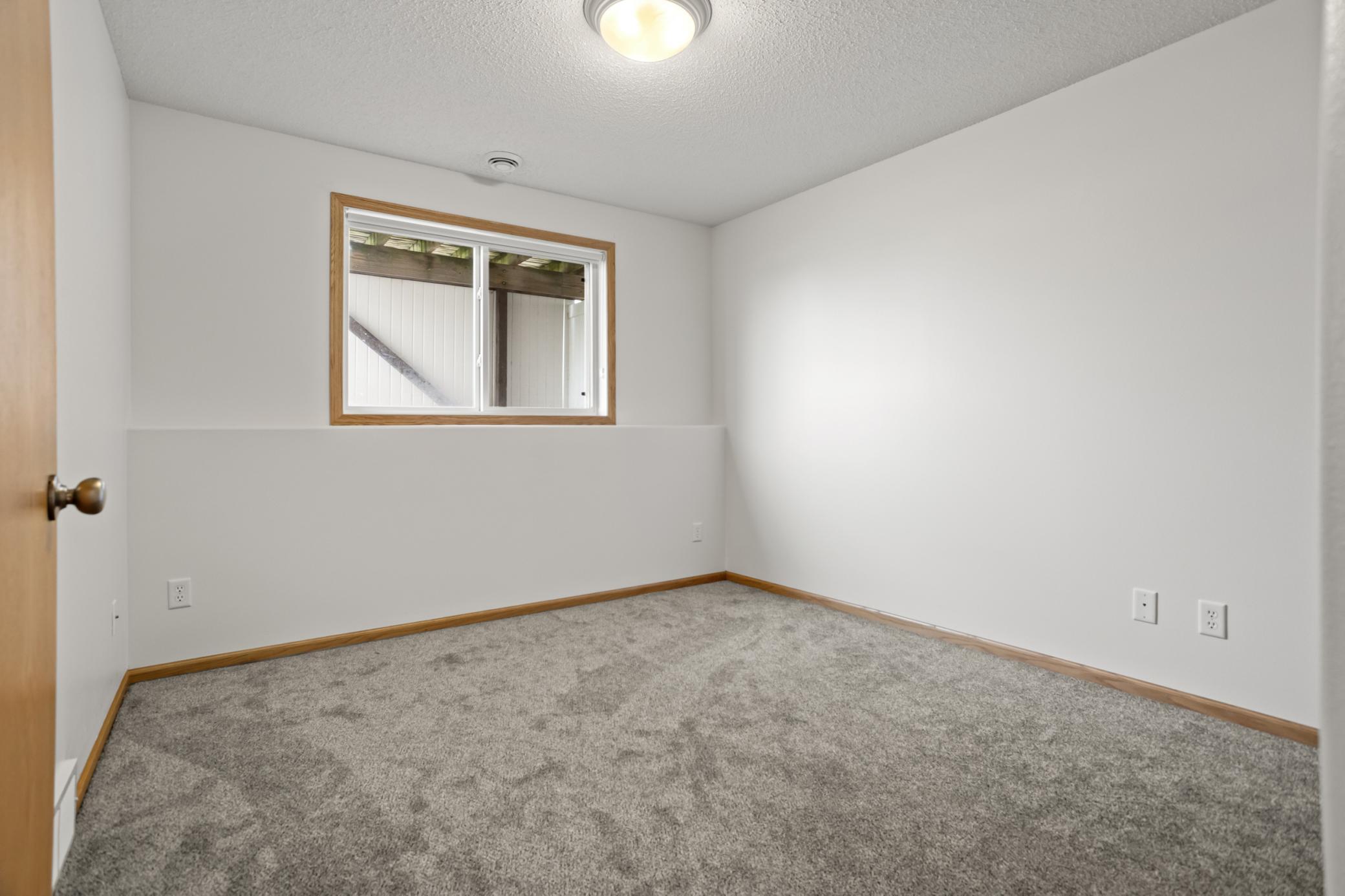 2006 twin home for sale at 1113 39th Avenue S in Moorhead, MN — 3 bed, 2 bath (photo 25 of 38)