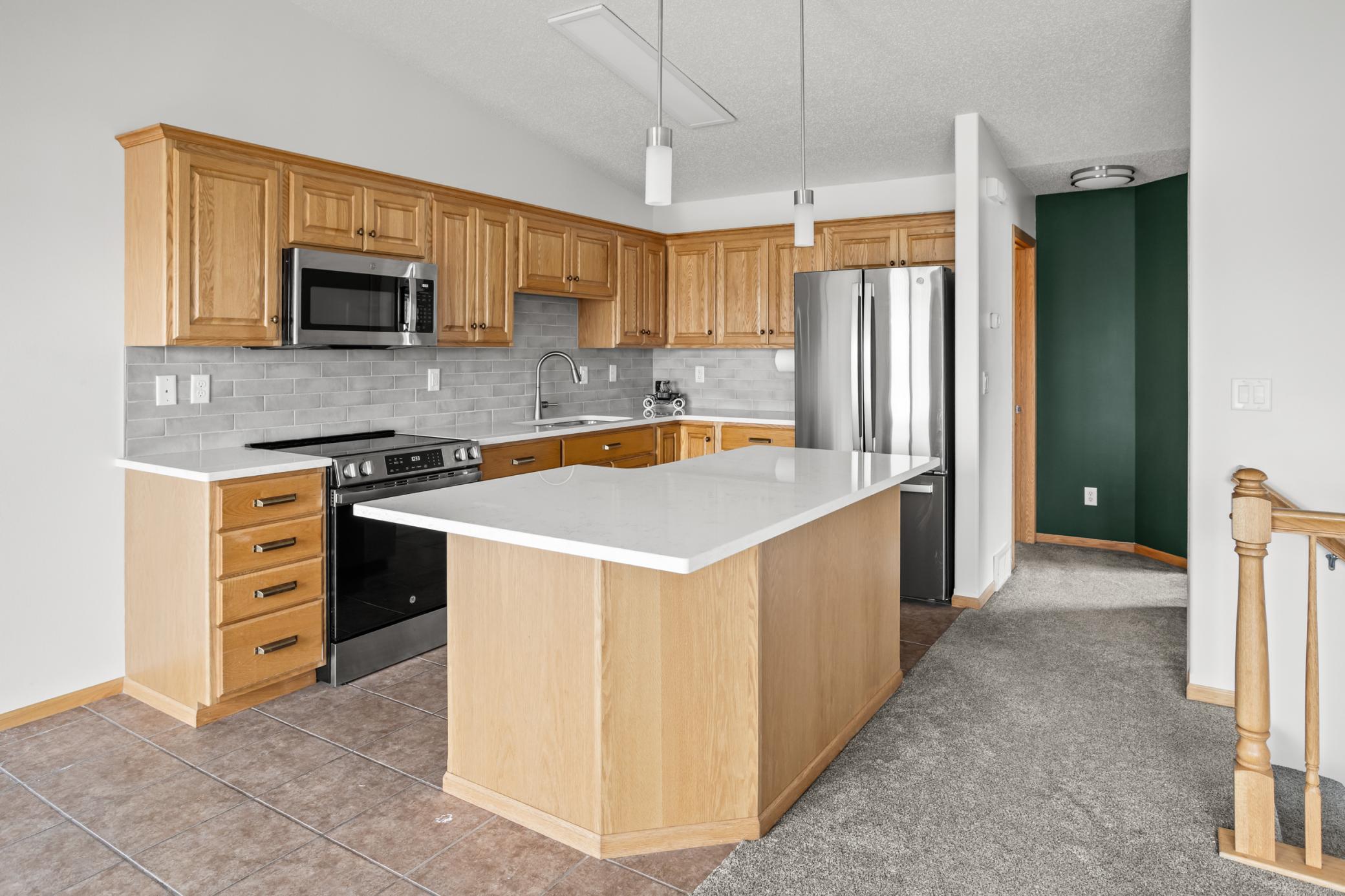 2006 twin home for sale at 1113 39th Avenue S in Moorhead, MN — 3 bed, 2 bath (photo 4 of 38)