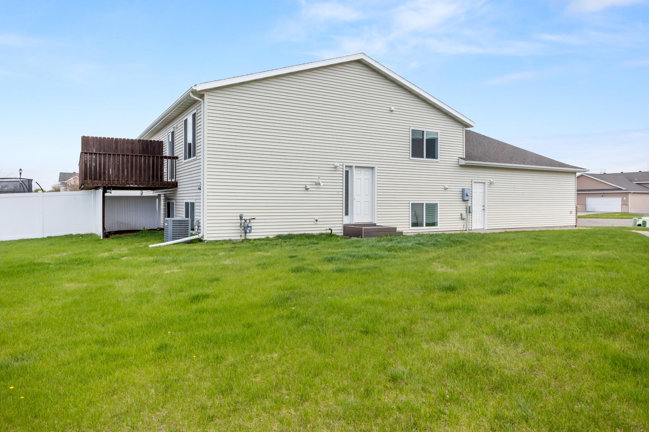 2006 twin home for sale at 1113 39th Avenue S in Moorhead, MN — 3 bed, 2 bath (photo 31 of 38)