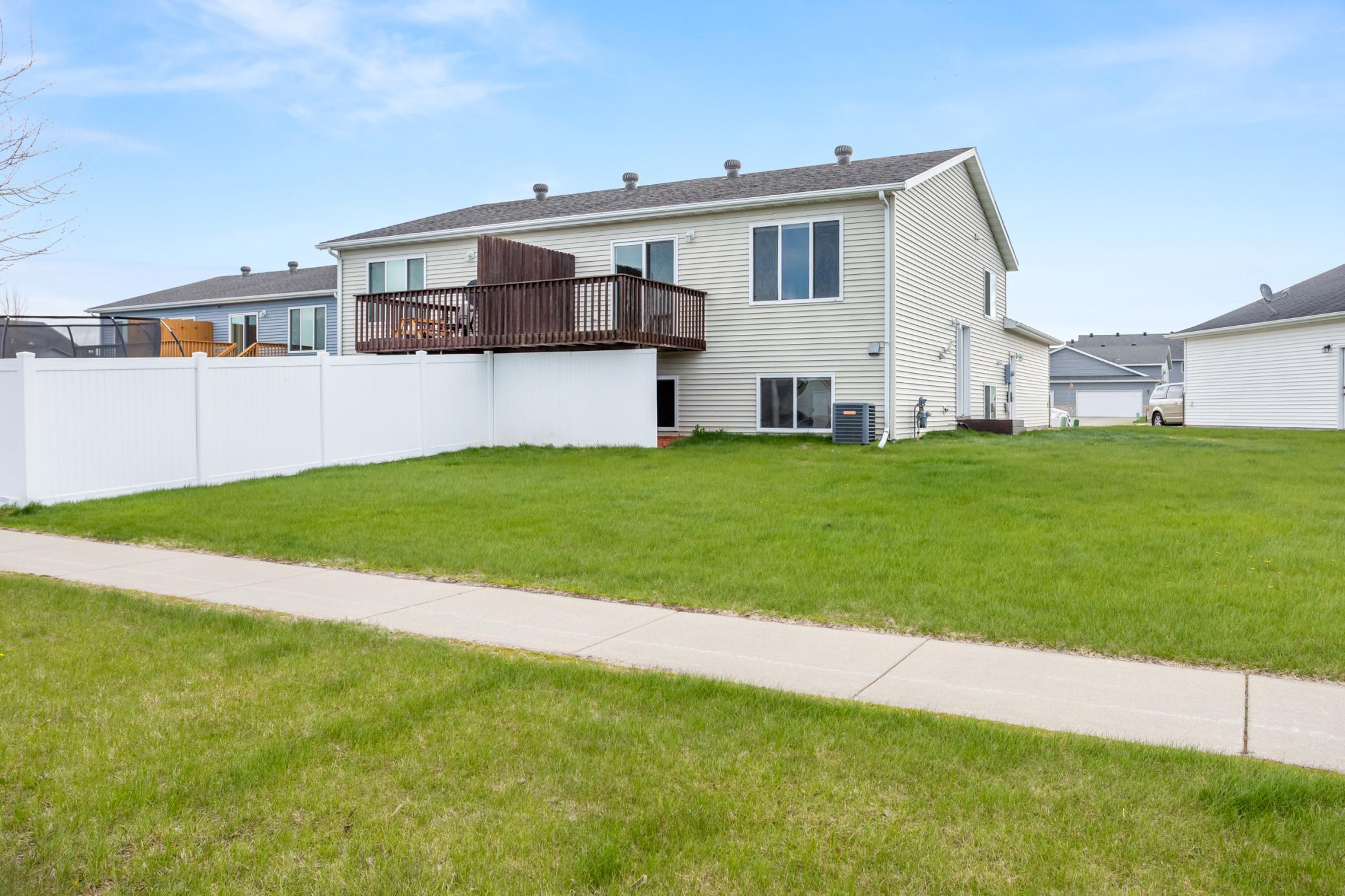2006 twin home for sale at 1113 39th Avenue S in Moorhead, MN — 3 bed, 2 bath (photo 32 of 38)