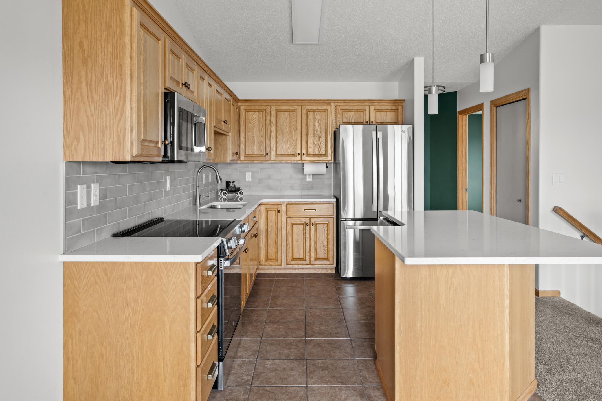 2006 twin home for sale at 1113 39th Avenue S in Moorhead, MN — 3 bed, 2 bath (photo 5 of 38)