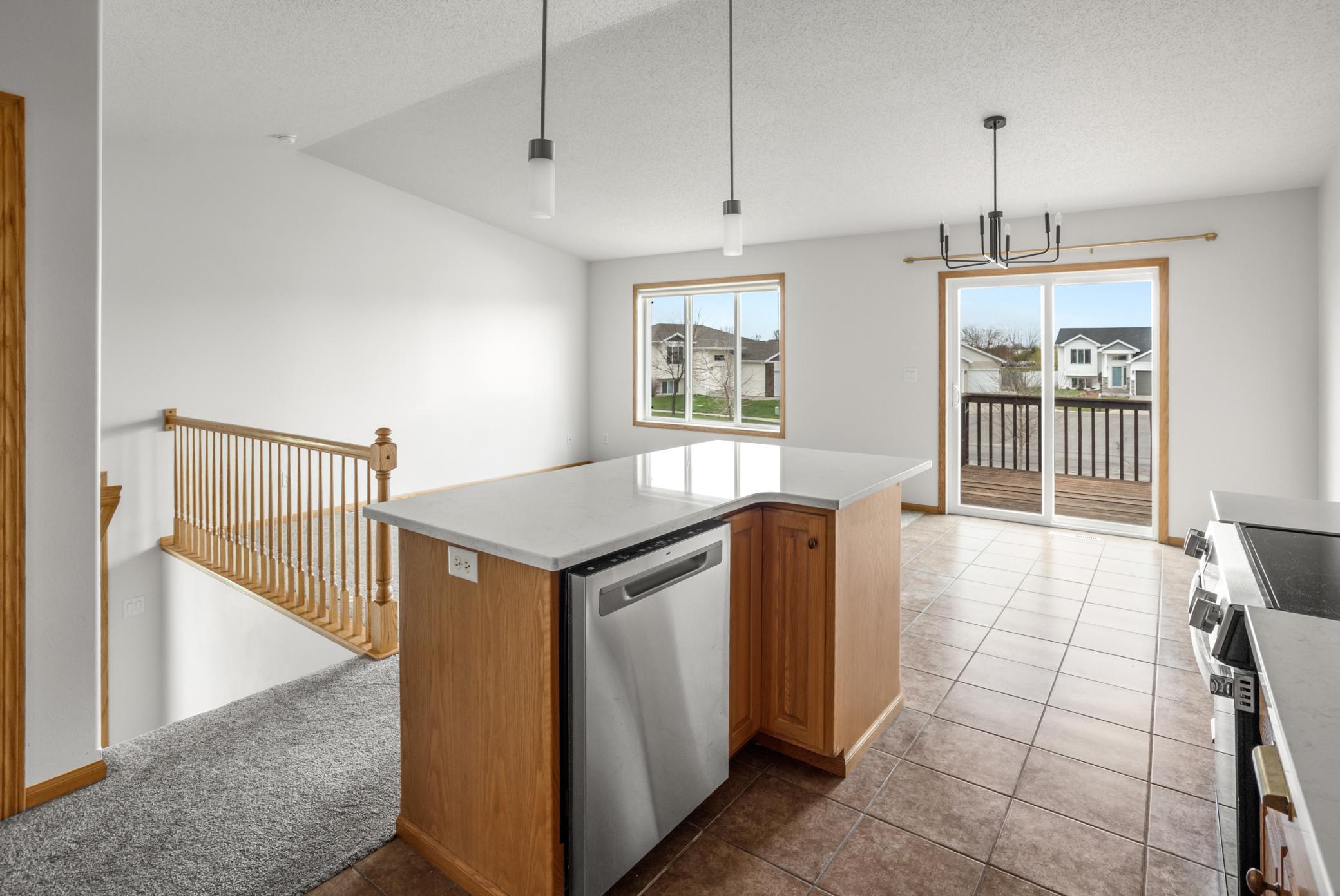 2006 twin home for sale at 1113 39th Avenue S in Moorhead, MN — 3 bed, 2 bath (photo 6 of 38)