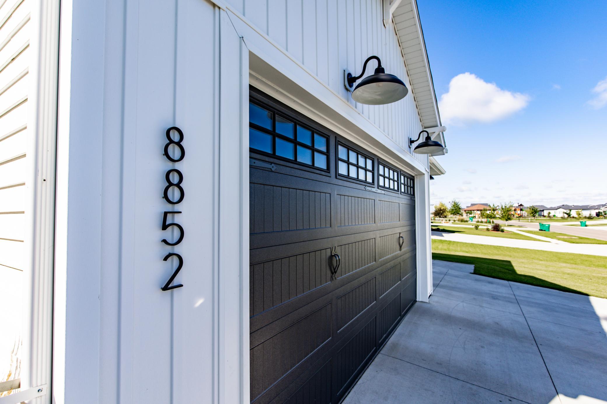 2020 single family home for sale at 8852 Lost River Road in Horace, ND — 6 bed, 4 bath (photo 4 of 95)