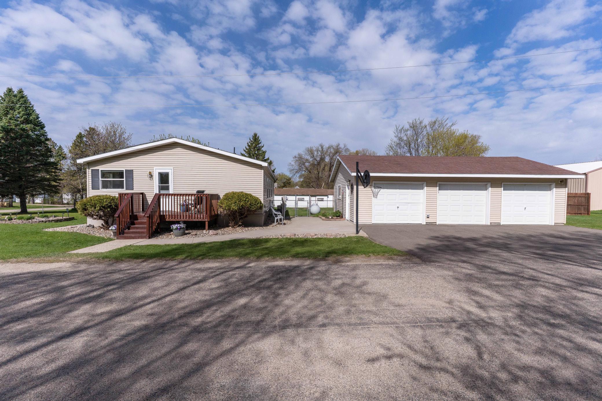 2002 single family home for sale at 211 E Central Avenue in Clitherall, MN — 3 bed, 2 bath (photo 2 of 57)