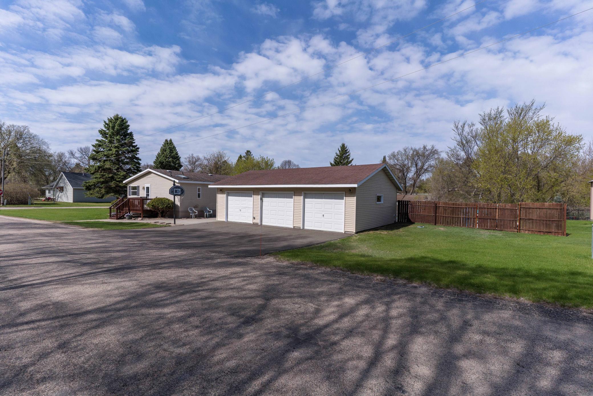 2002 single family home for sale at 211 E Central Avenue in Clitherall, MN — 3 bed, 2 bath (photo 3 of 57)