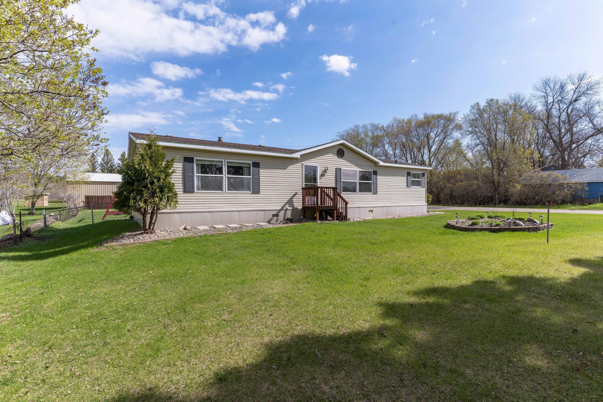 2002 single family home for sale at 211 E Central Avenue in Clitherall, MN — 3 bed, 2 bath (photo 7 of 57)