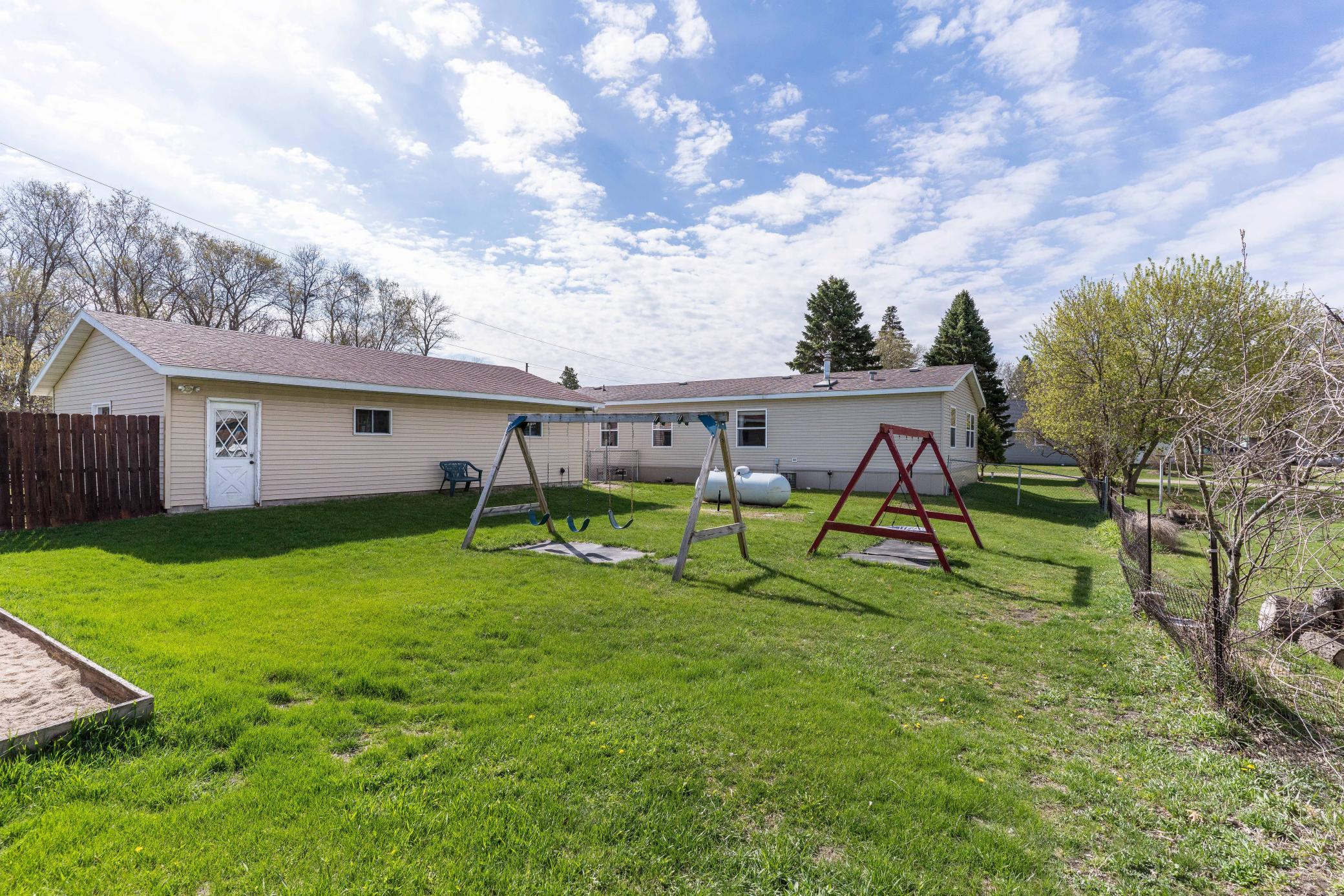 2002 single family home for sale at 211 E Central Avenue in Clitherall, MN — 3 bed, 2 bath (photo 9 of 57)