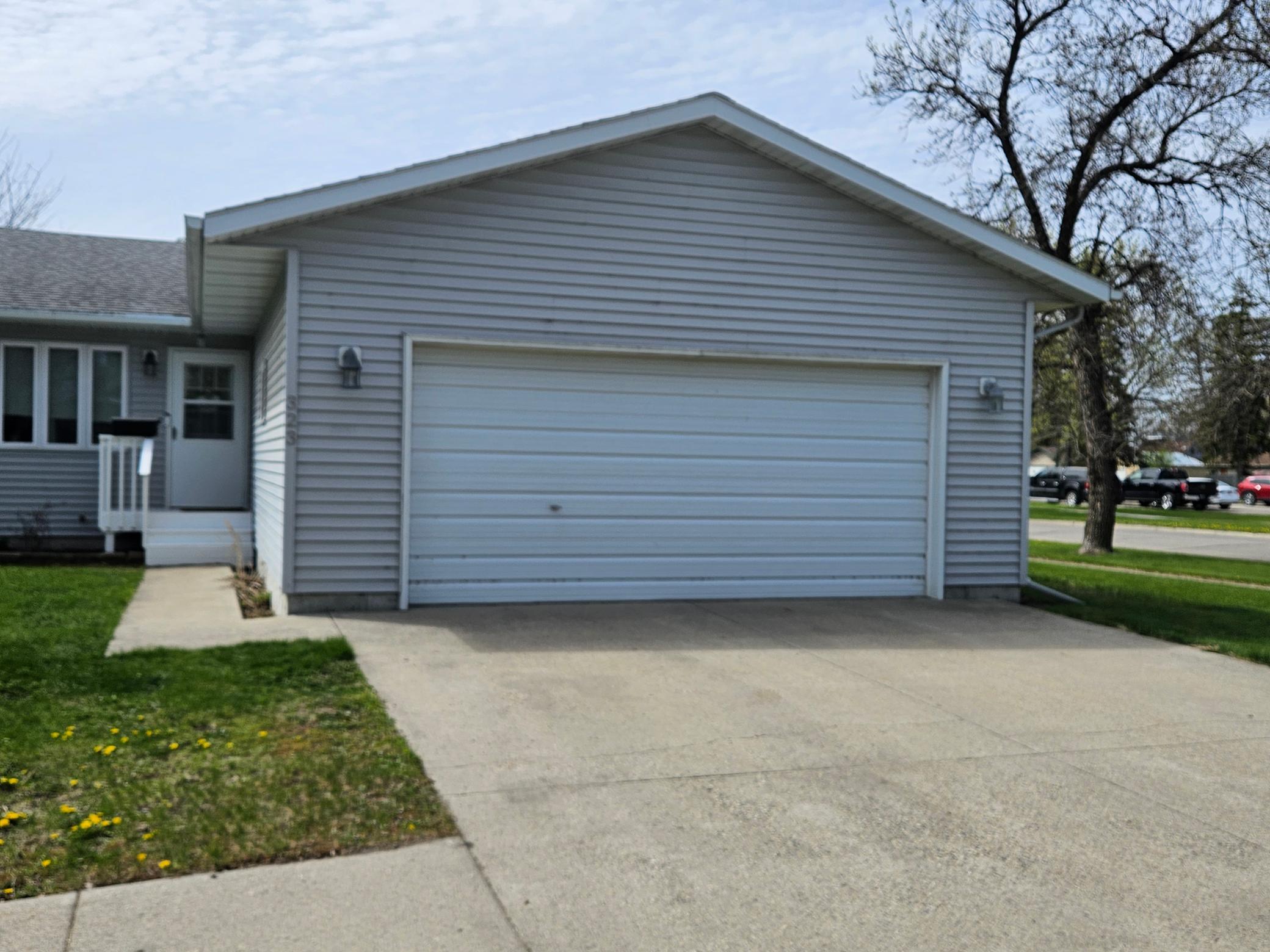 323 3rd Avenue S, Wahpeton ND 58075 - Photo 2 of 29