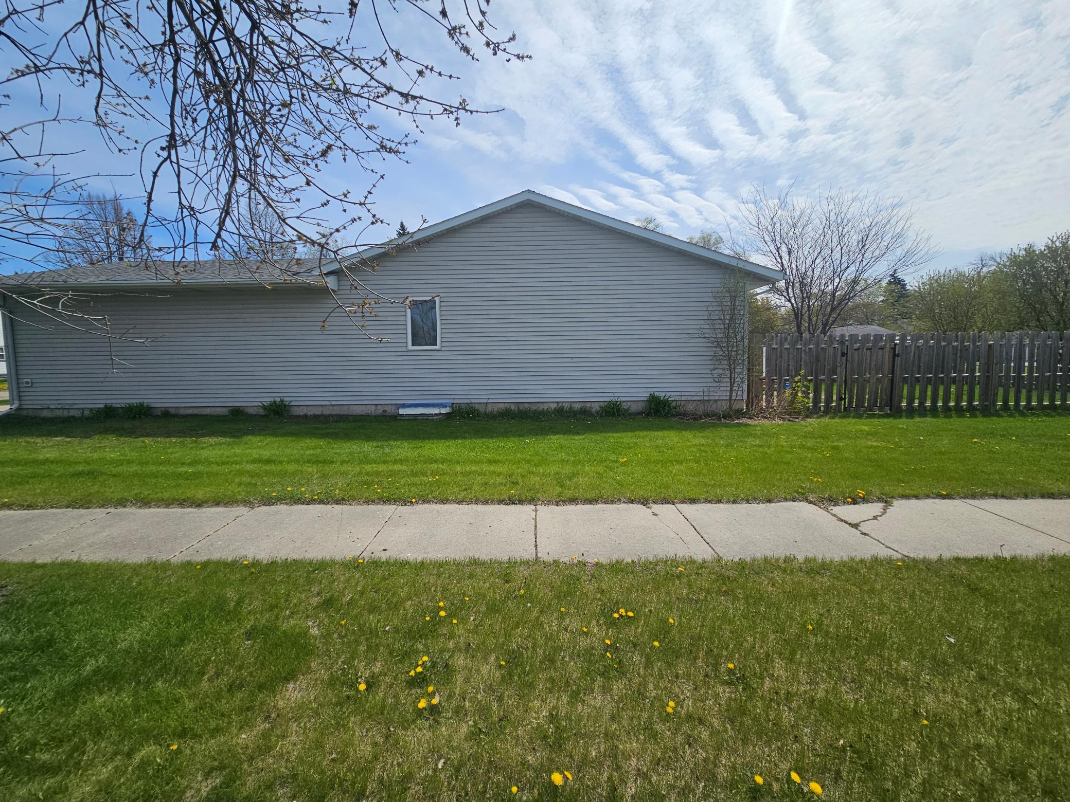 323 3rd Avenue S, Wahpeton ND 58075 - Photo 4 of 29