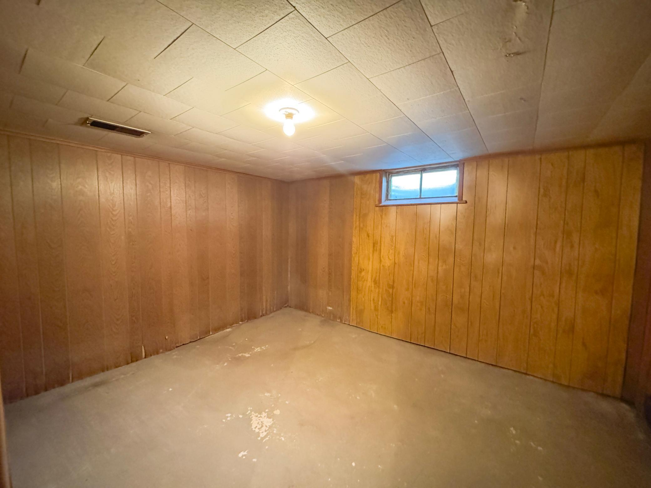 1955 single family home for sale at 1224 Lake Street in Fergus Falls, MN — 2 bed, 1 bath (photo 16 of 29)