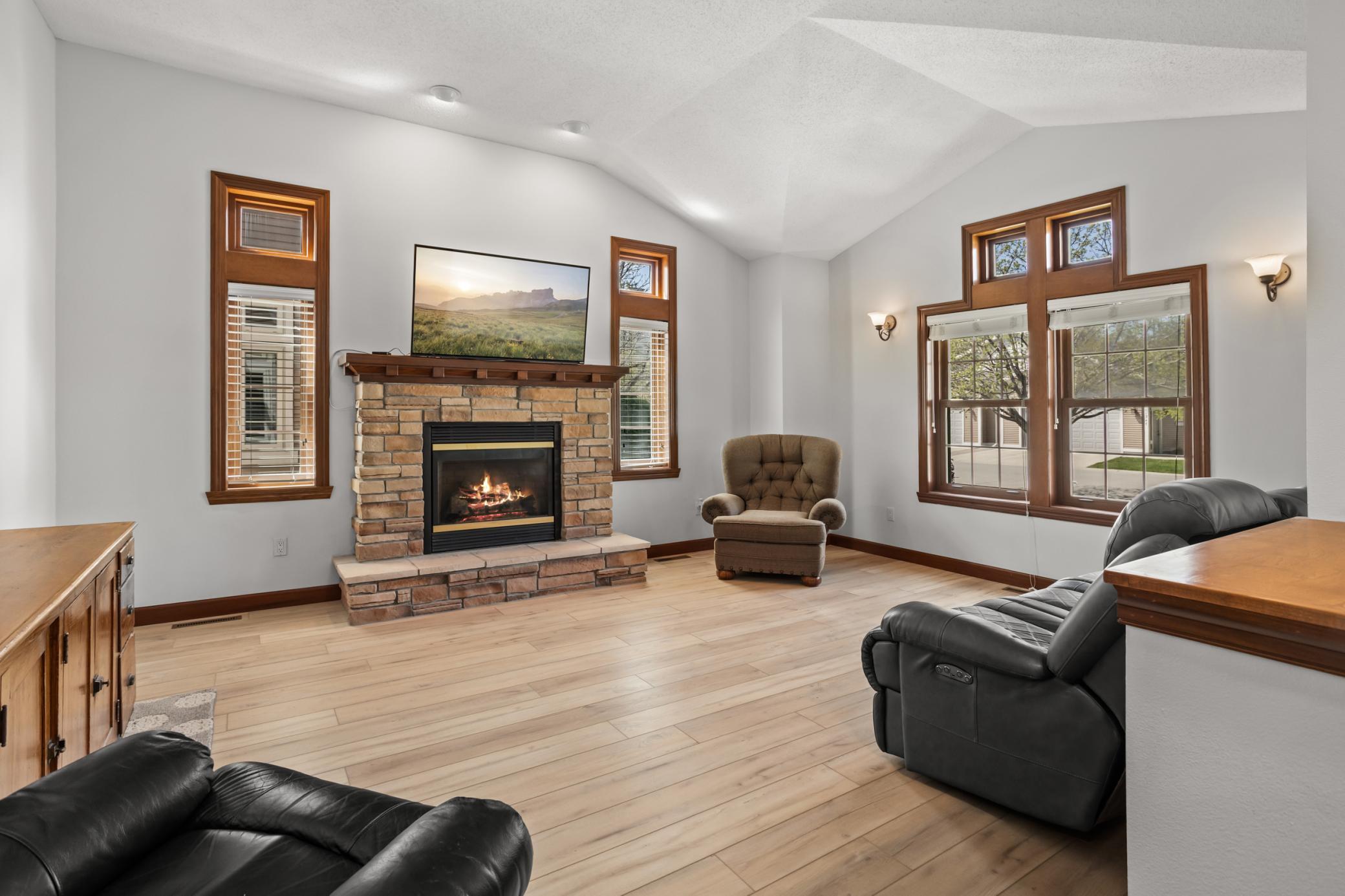 2003 twin home for sale at 1363 Highpointe Drive N in Fargo, ND — 4 bed, 3 bath (photo 4 of 49)