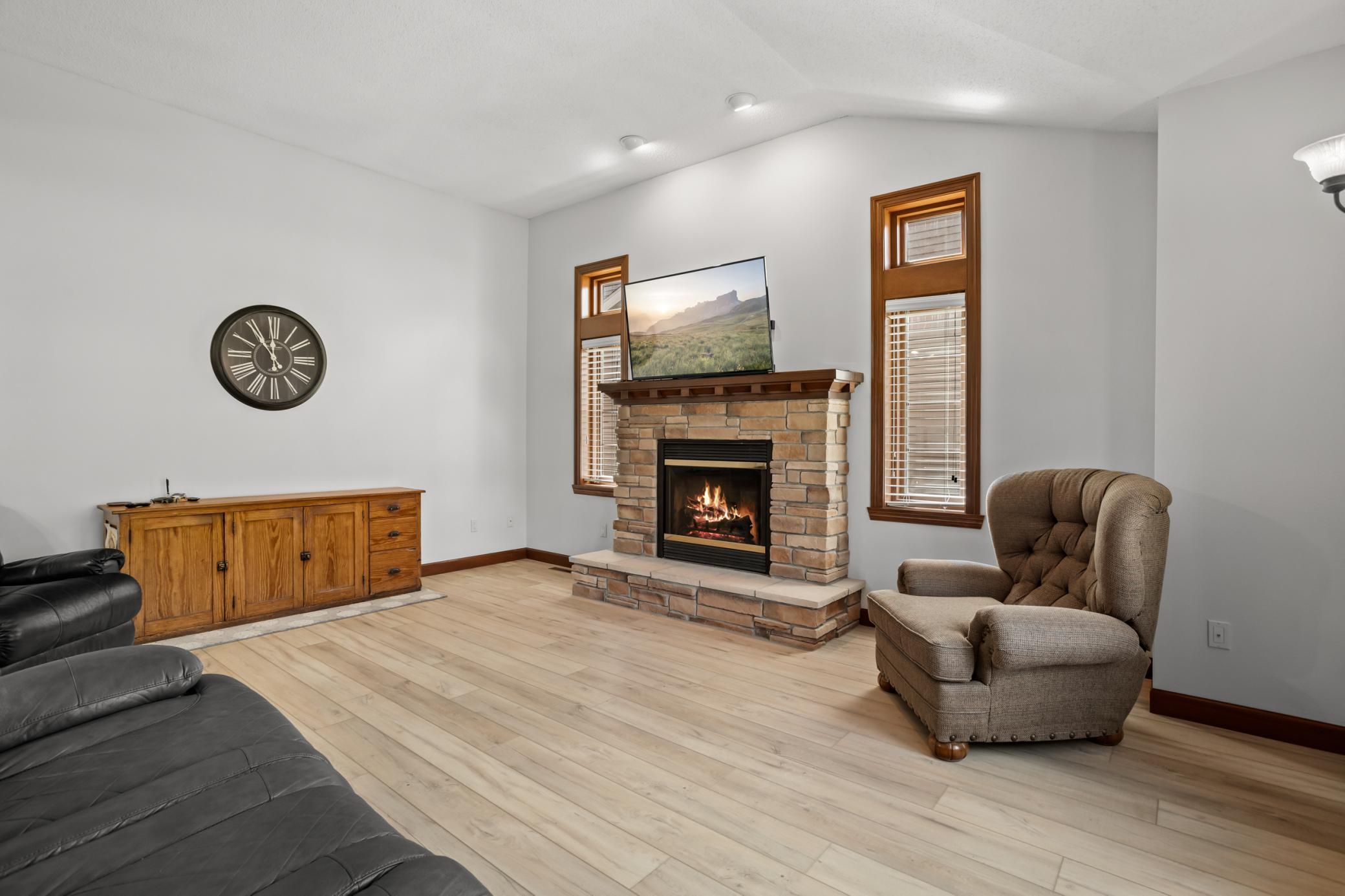 2003 twin home for sale at 1363 Highpointe Drive N in Fargo, ND — 4 bed, 3 bath (photo 6 of 49)