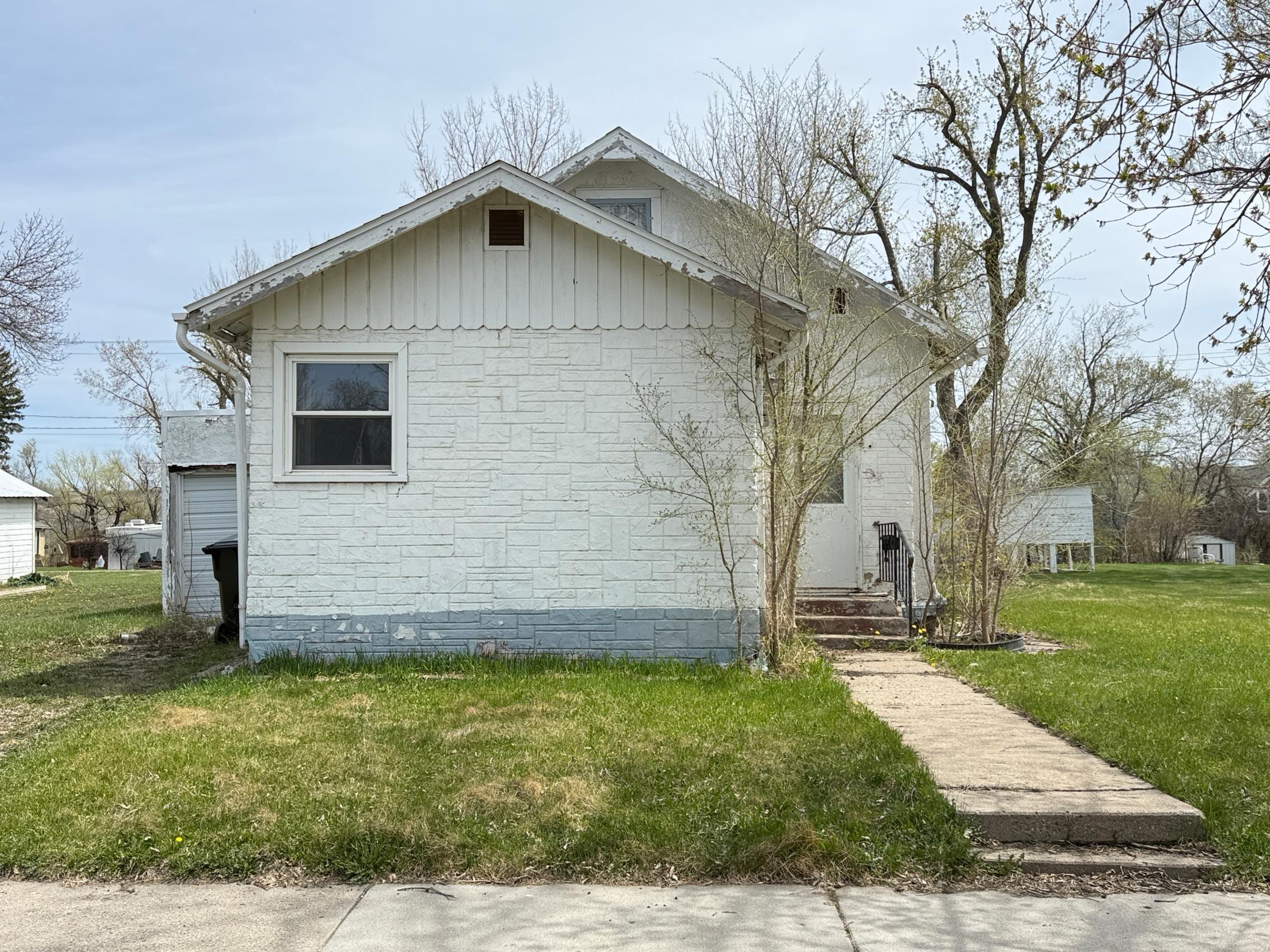 432 7th Avenue NE, Valley City ND 58072 - Photo 2 of 13