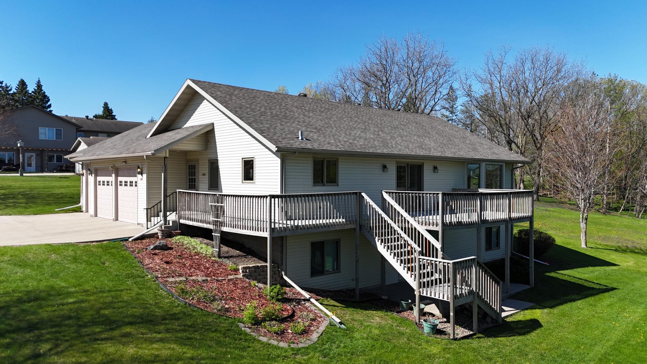 1997 single family home for sale at 1400 S Cascade Street in Fergus Falls, MN — 4 bed, 3 bath (photo 2 of 53)