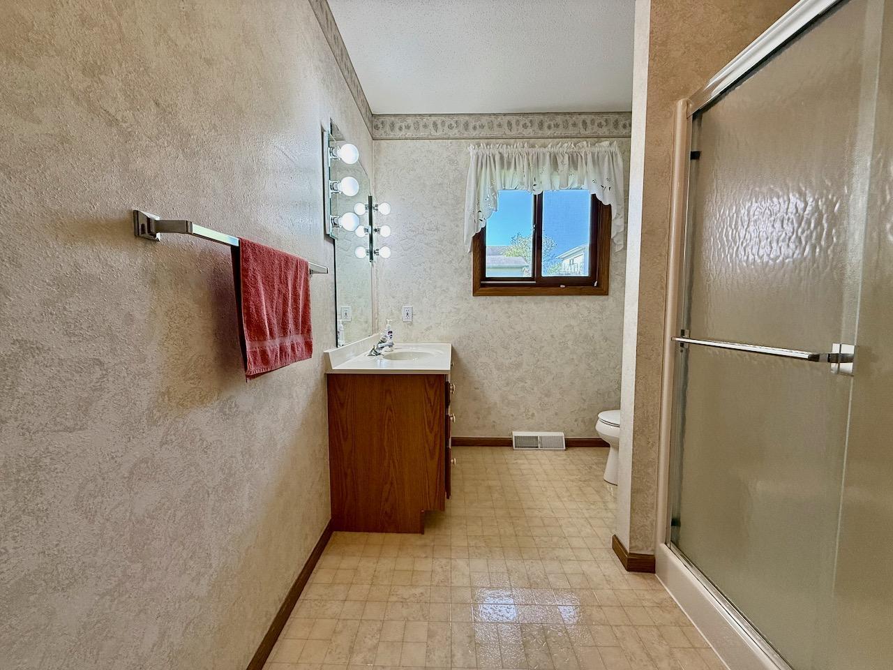 1997 single family home for sale at 1400 S Cascade Street in Fergus Falls, MN — 4 bed, 3 bath (photo 15 of 53)