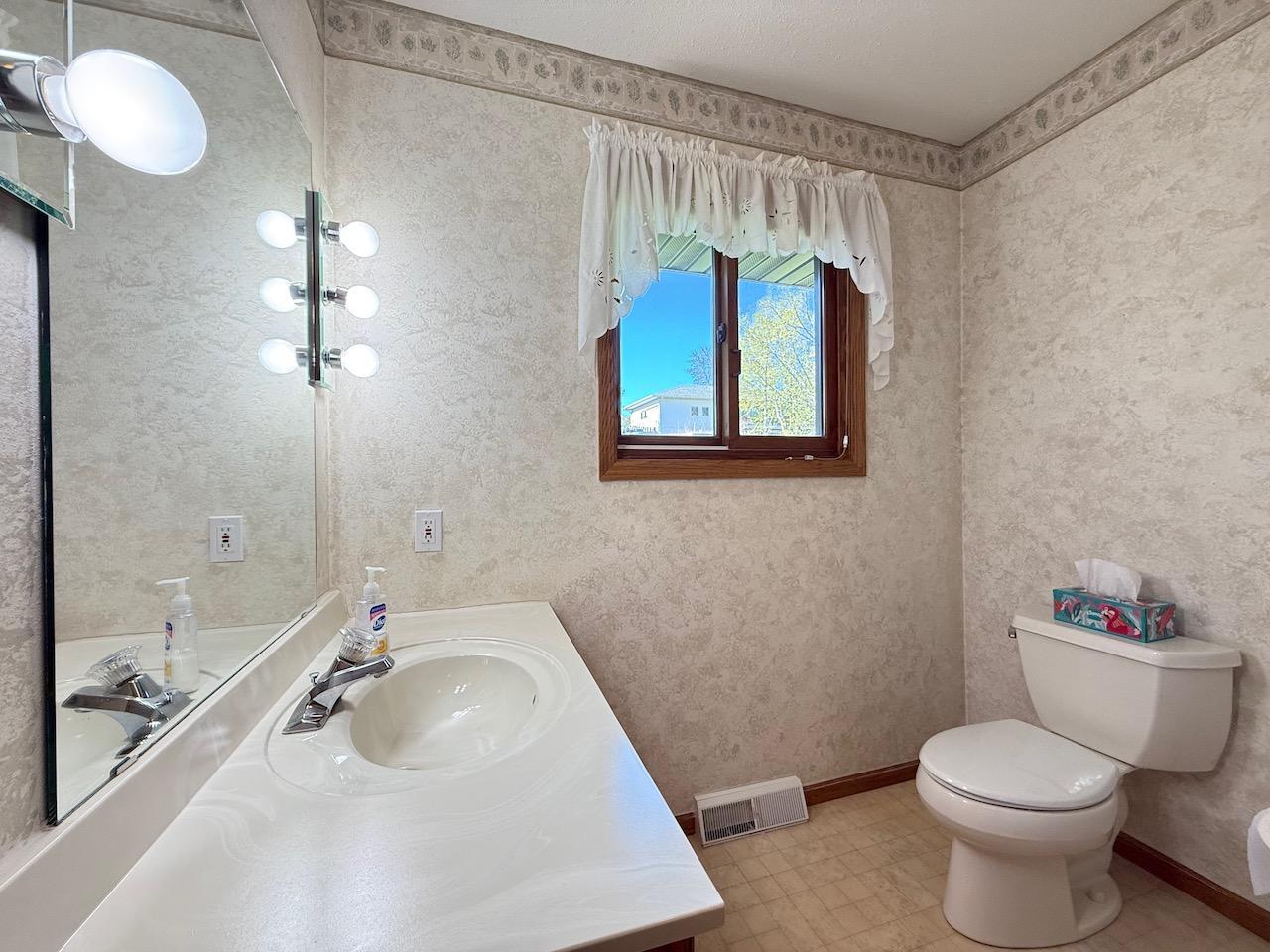 1997 single family home for sale at 1400 S Cascade Street in Fergus Falls, MN — 4 bed, 3 bath (photo 16 of 53)