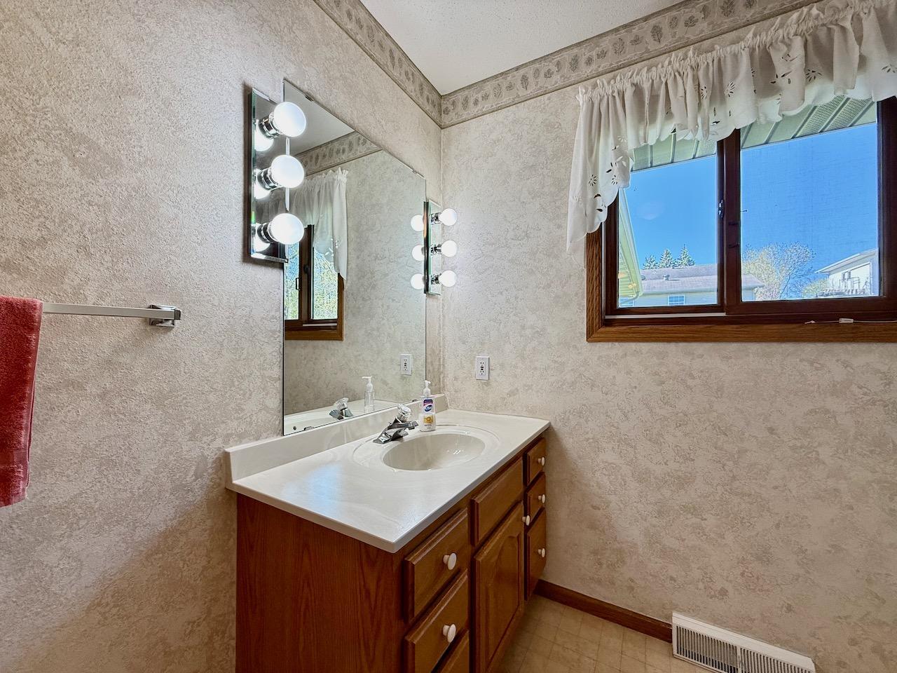 1997 single family home for sale at 1400 S Cascade Street in Fergus Falls, MN — 4 bed, 3 bath (photo 17 of 53)