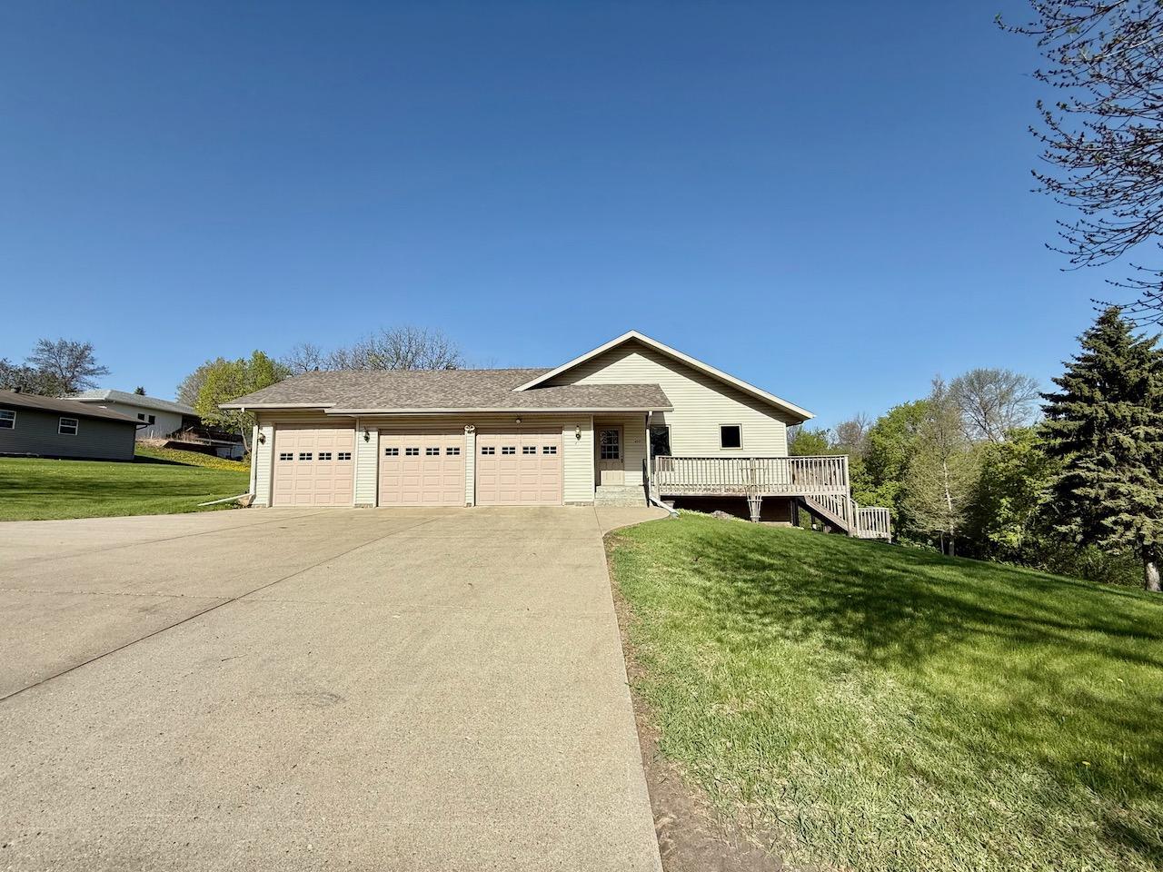 1997 single family home for sale at 1400 S Cascade Street in Fergus Falls, MN — 4 bed, 3 bath (photo 3 of 53)