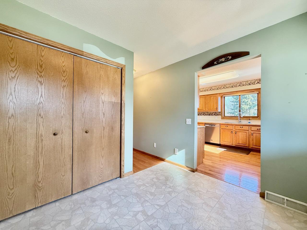 1997 single family home for sale at 1400 S Cascade Street in Fergus Falls, MN — 4 bed, 3 bath (photo 4 of 53)