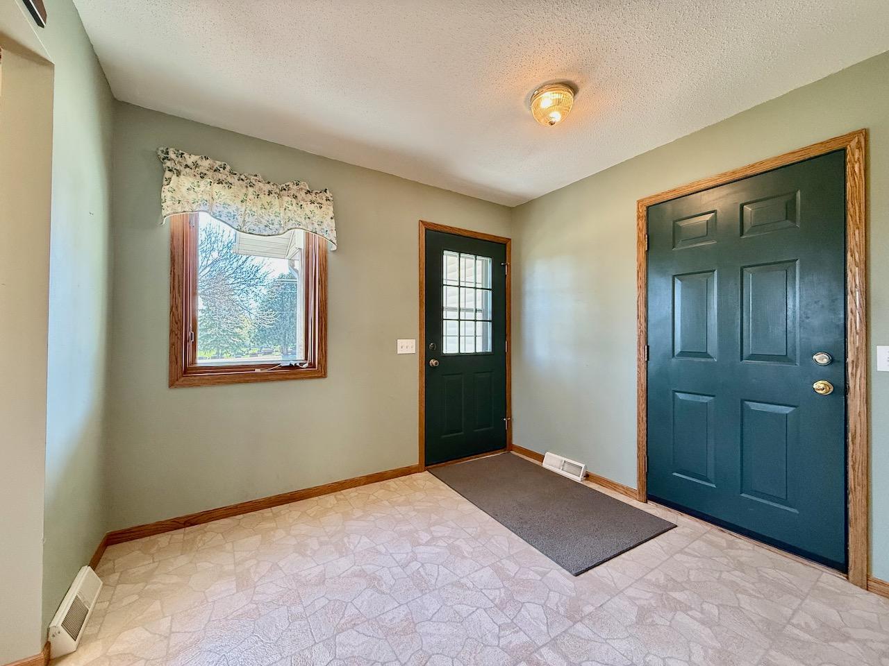 1997 single family home for sale at 1400 S Cascade Street in Fergus Falls, MN — 4 bed, 3 bath (photo 5 of 53)