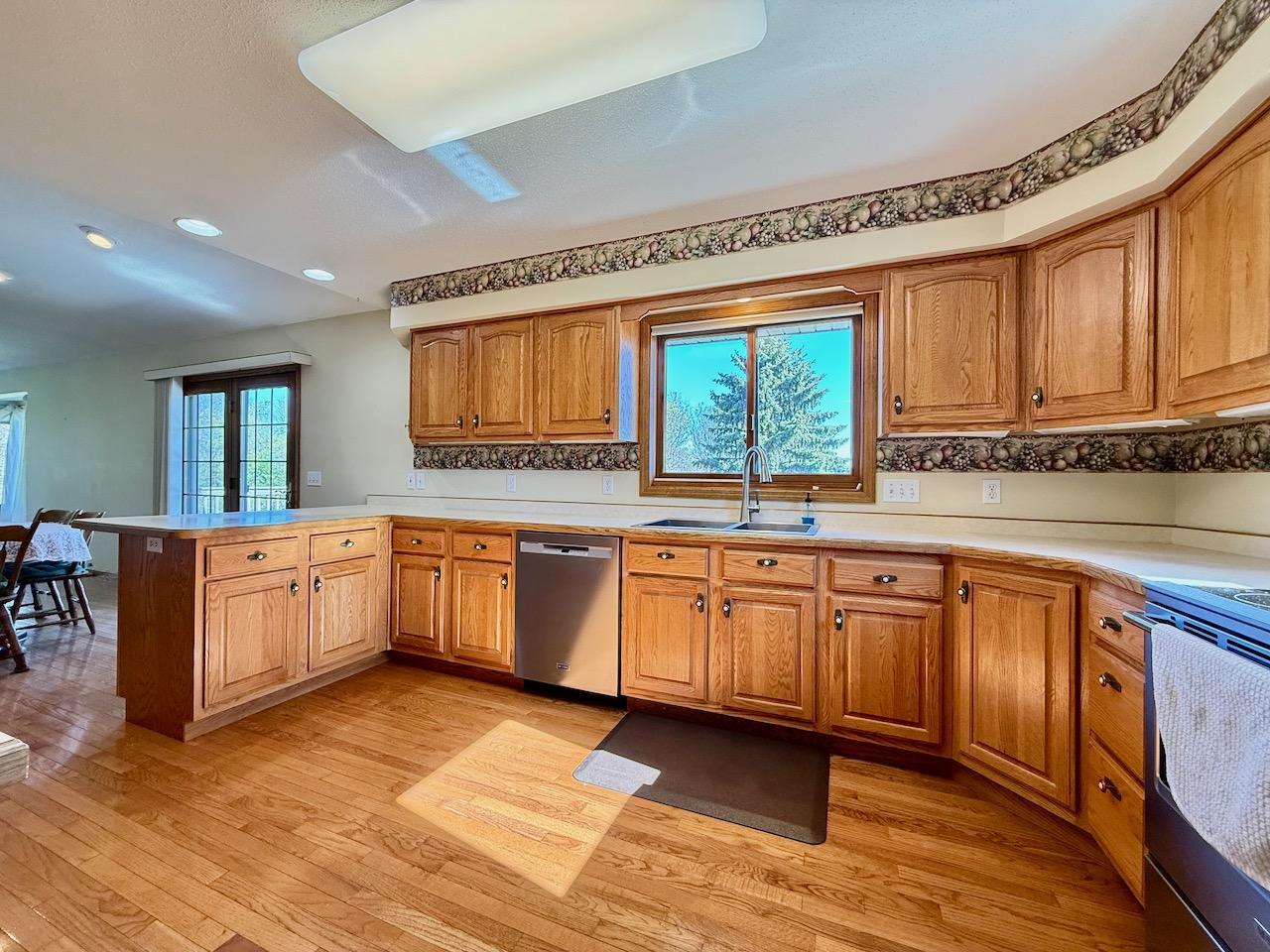 1997 single family home for sale at 1400 S Cascade Street in Fergus Falls, MN — 4 bed, 3 bath (photo 7 of 53)