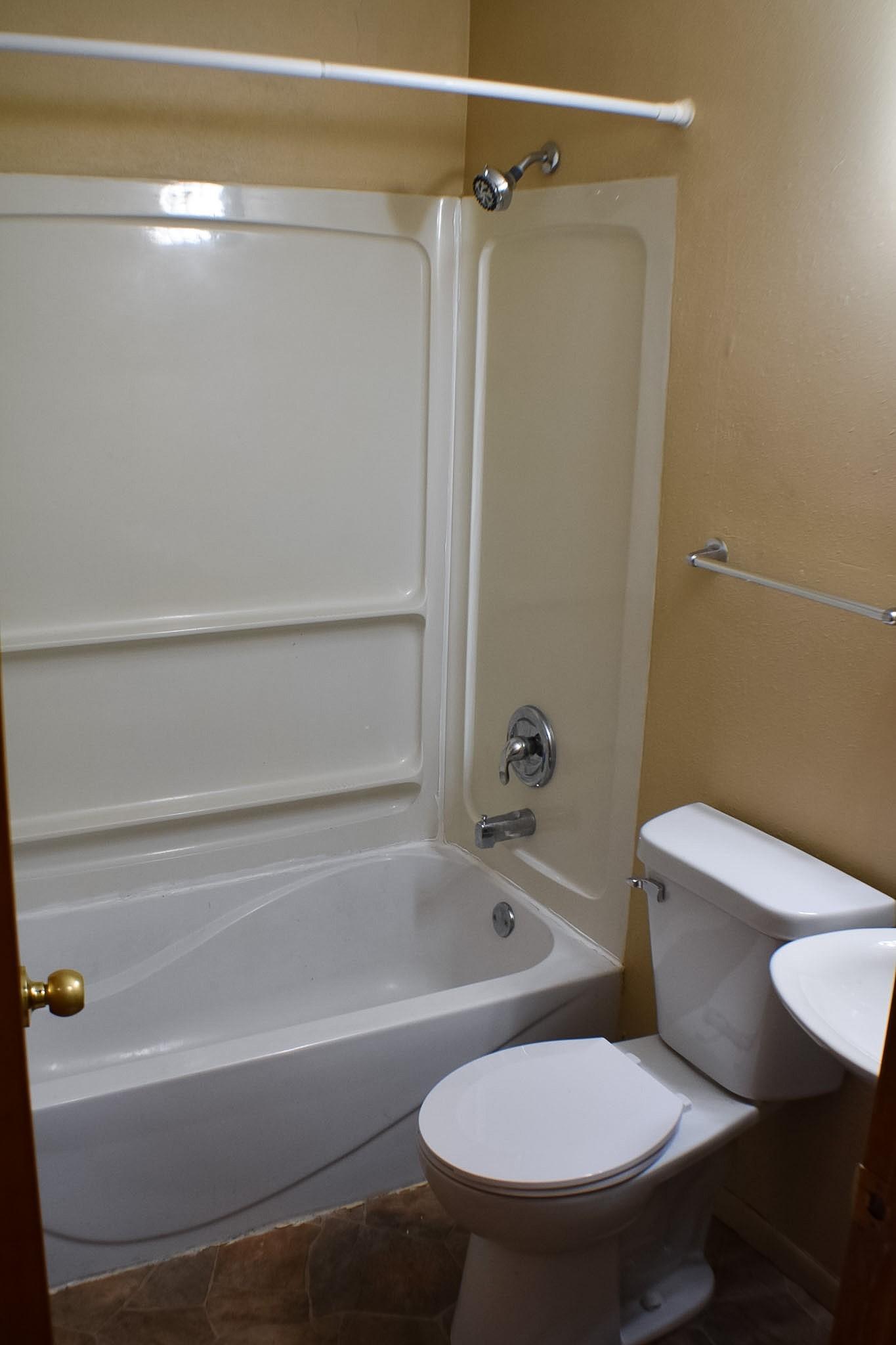 1963 home for sale at 1011 19th Street S in Moorhead, MN — 12 bed, 4 bath (photo 13 of 24)