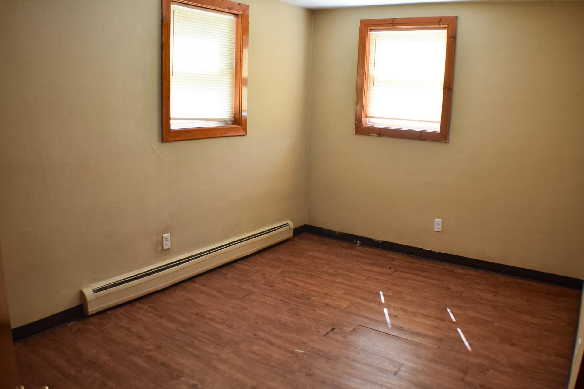 1963 home for sale at 1011 19th Street S in Moorhead, MN — 12 bed, 4 bath (photo 14 of 24)