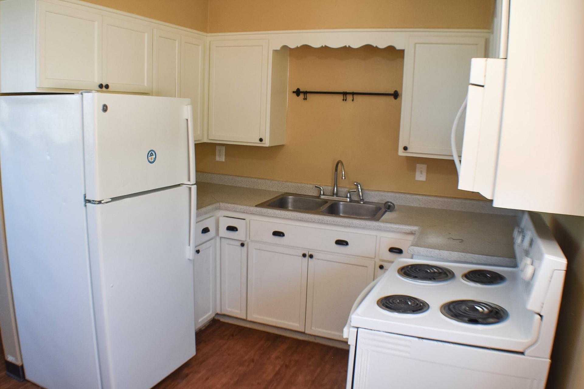 1963 home for sale at 1011 19th Street S in Moorhead, MN — 12 bed, 4 bath (photo 9 of 24)