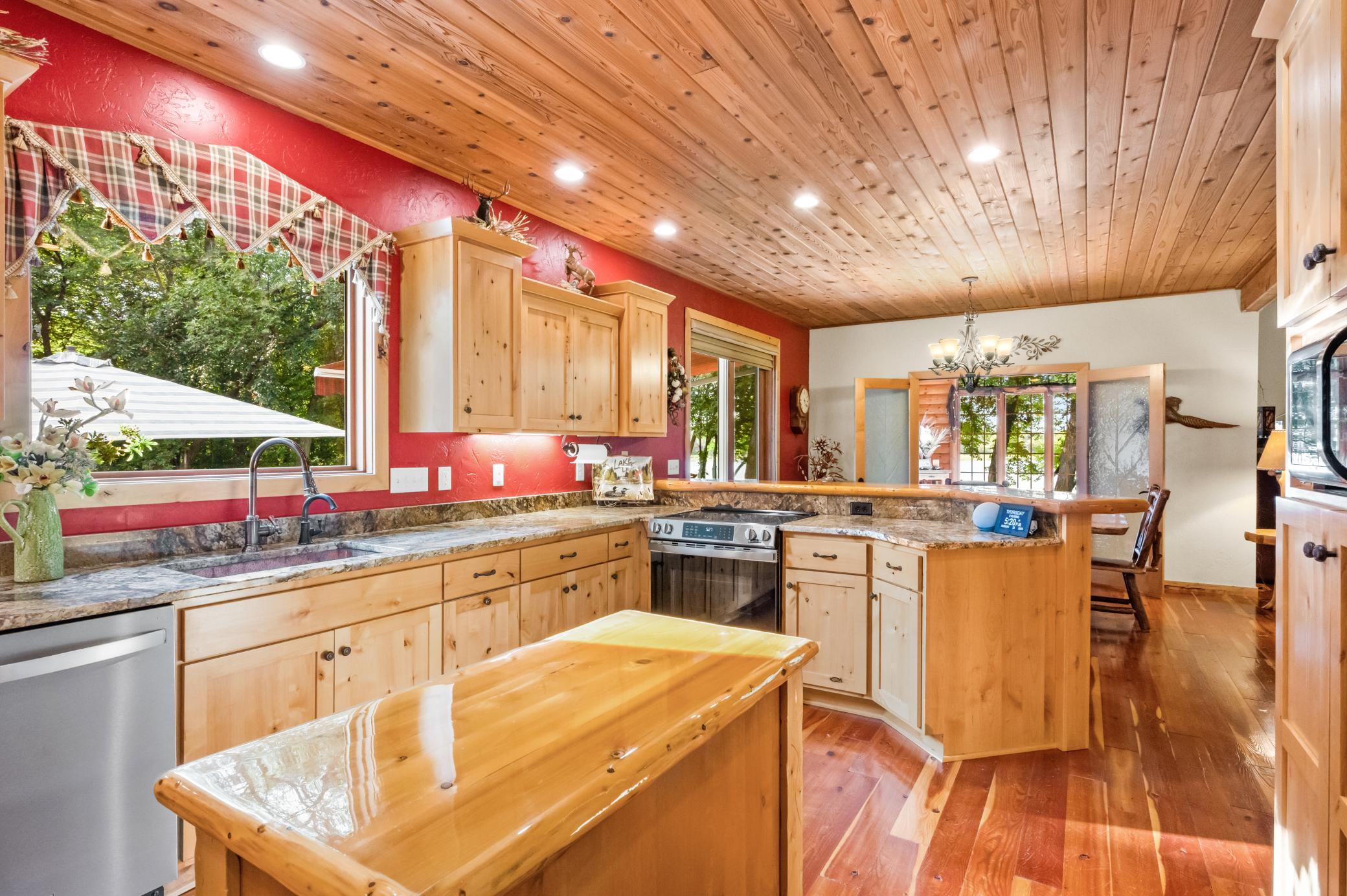 2006 single family home for sale at 8612 S Union Lake Drive SE in Alexandria, MN — 4 bed, 3 bath (photo 13 of 78)