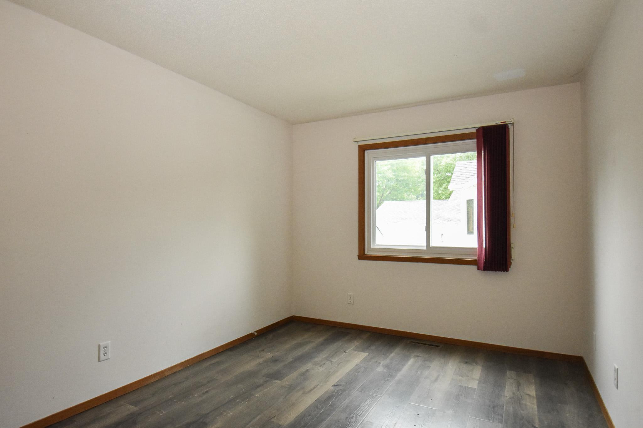 1993 single family home for sale at 1806 36 1/2 Avenue S in Fargo, ND — 4 bed, 2 bath (photo 19 of 60)