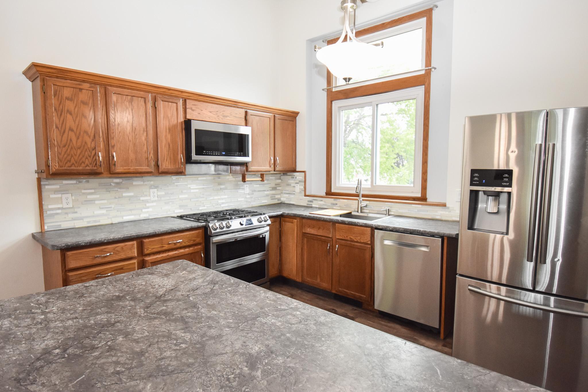1993 single family home for sale at 1806 36 1/2 Avenue S in Fargo, ND — 4 bed, 2 bath (photo 5 of 60)