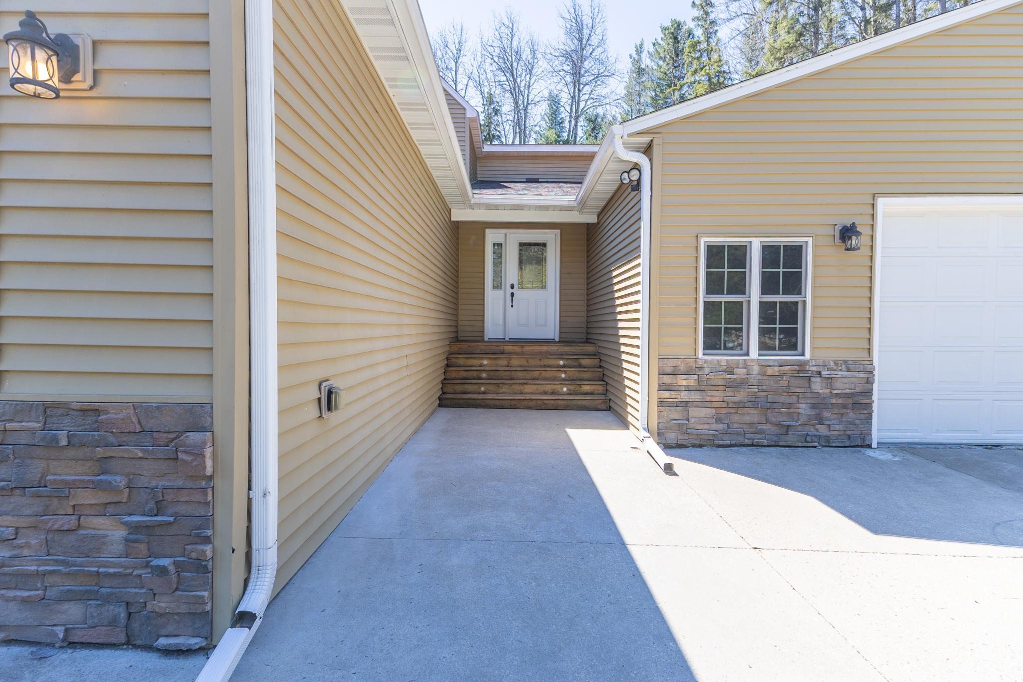 1982 single family home for sale at 508 Spruce Grove Lane NW in Bemidji, MN — 3 bed, 3 bath (photo 2 of 41)