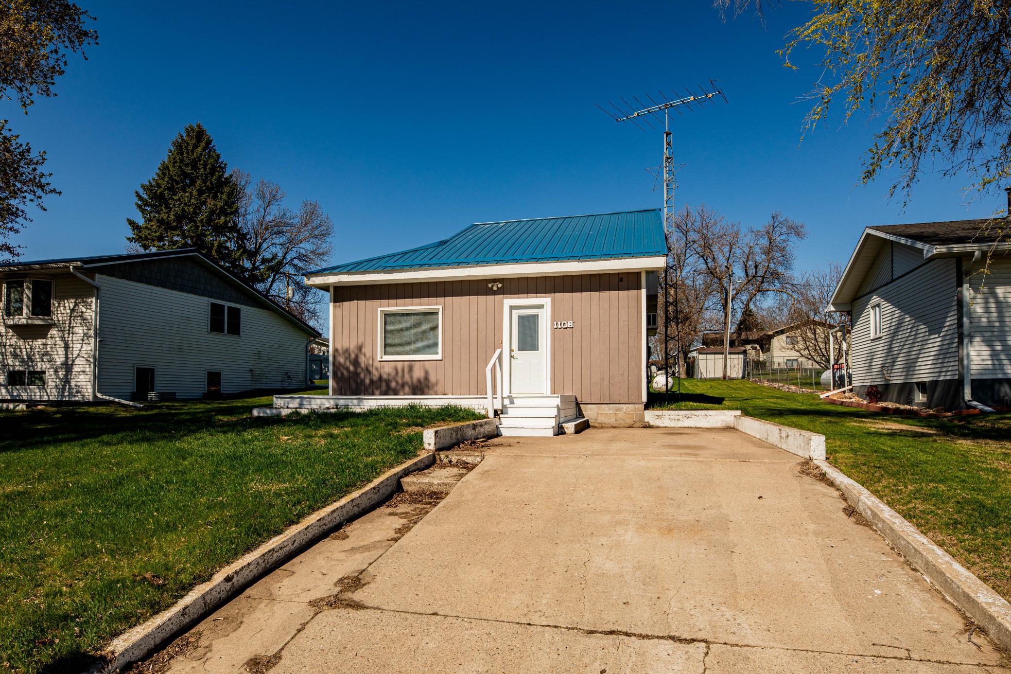1940 single family home for sale at 1108 Forest Street in Lisbon, ND — 2 bed, 2 bath (photo 3 of 23)