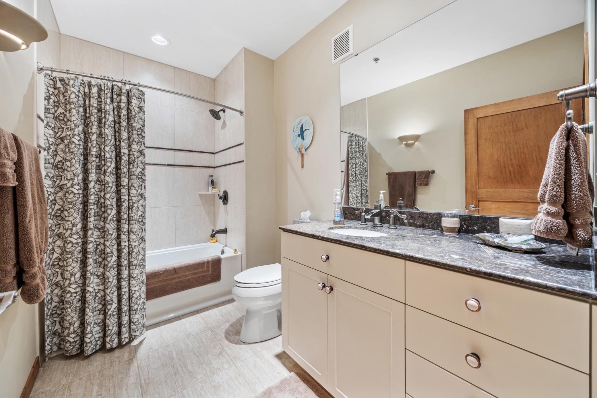 2007 condo for sale at 300 Broadway N, Unit 204 in Fargo, ND — 2 bed, 2 bath (photo 35 of 49)
