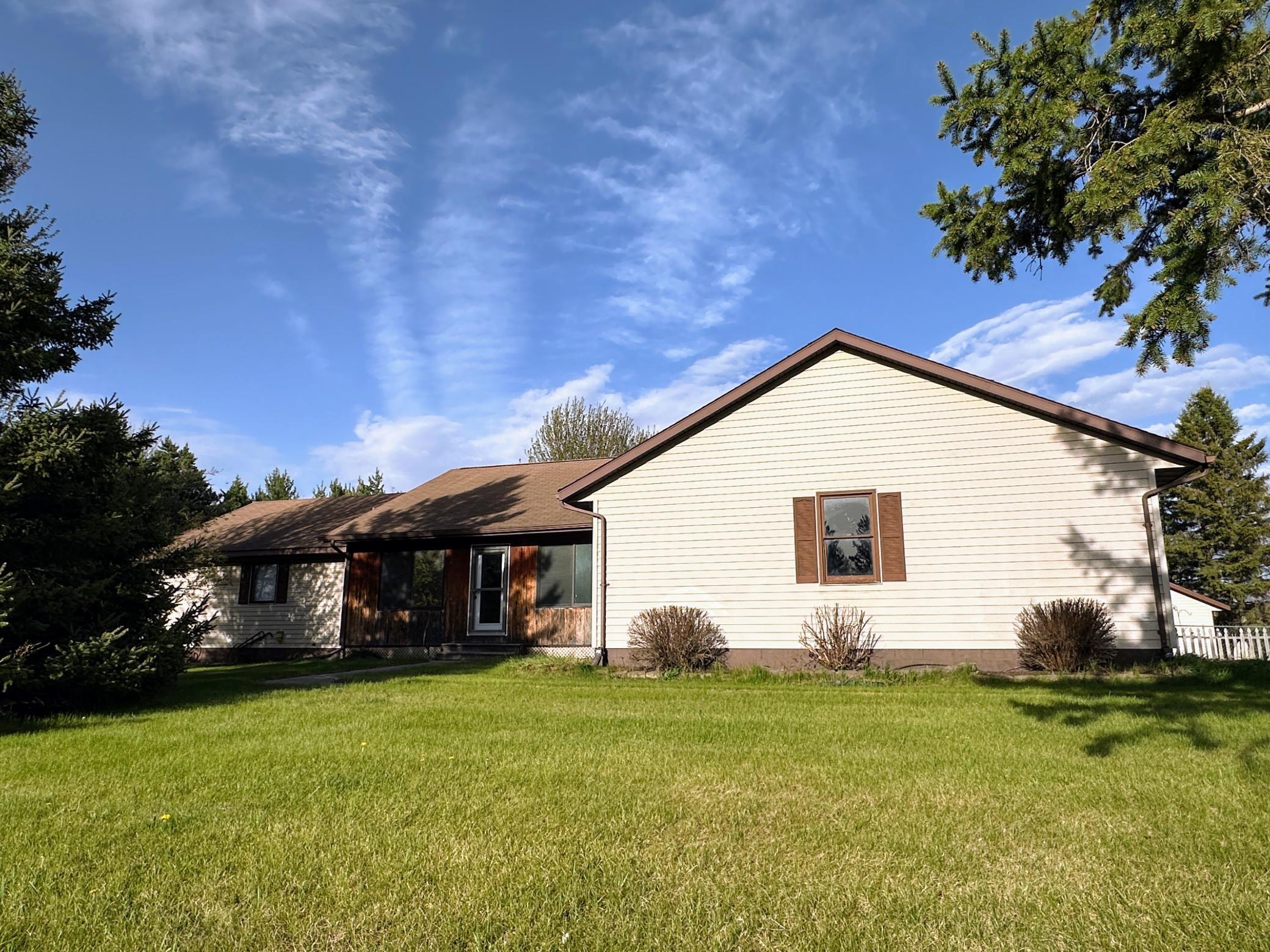 1993 single family home for sale at 608 Pinetree Drive in Perham, MN — 5 bed, 4 bath (photo 2 of 41)