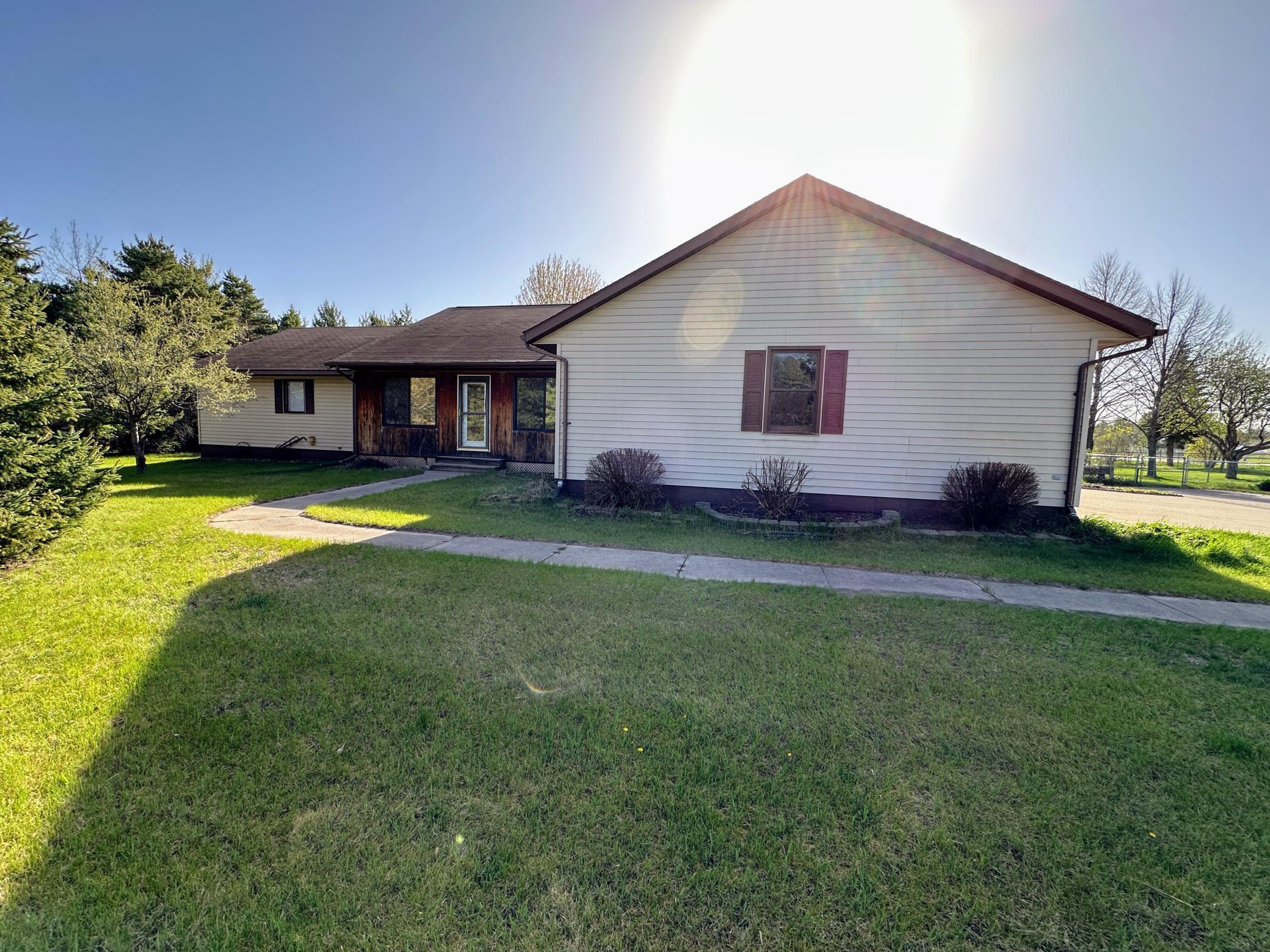 1993 single family home for sale at 608 Pinetree Drive in Perham, MN — 5 bed, 4 bath (photo 3 of 41)