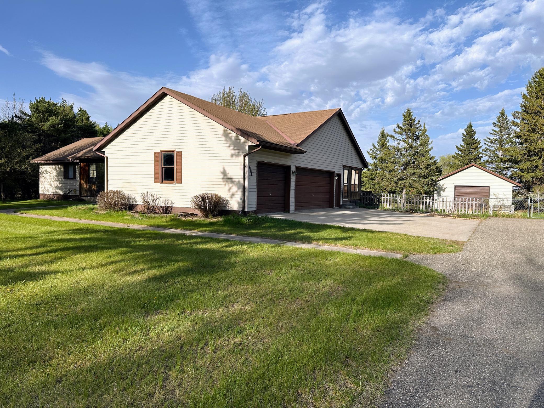 1993 single family home for sale at 608 Pinetree Drive in Perham, MN — 5 bed, 4 bath (photo 4 of 41)
