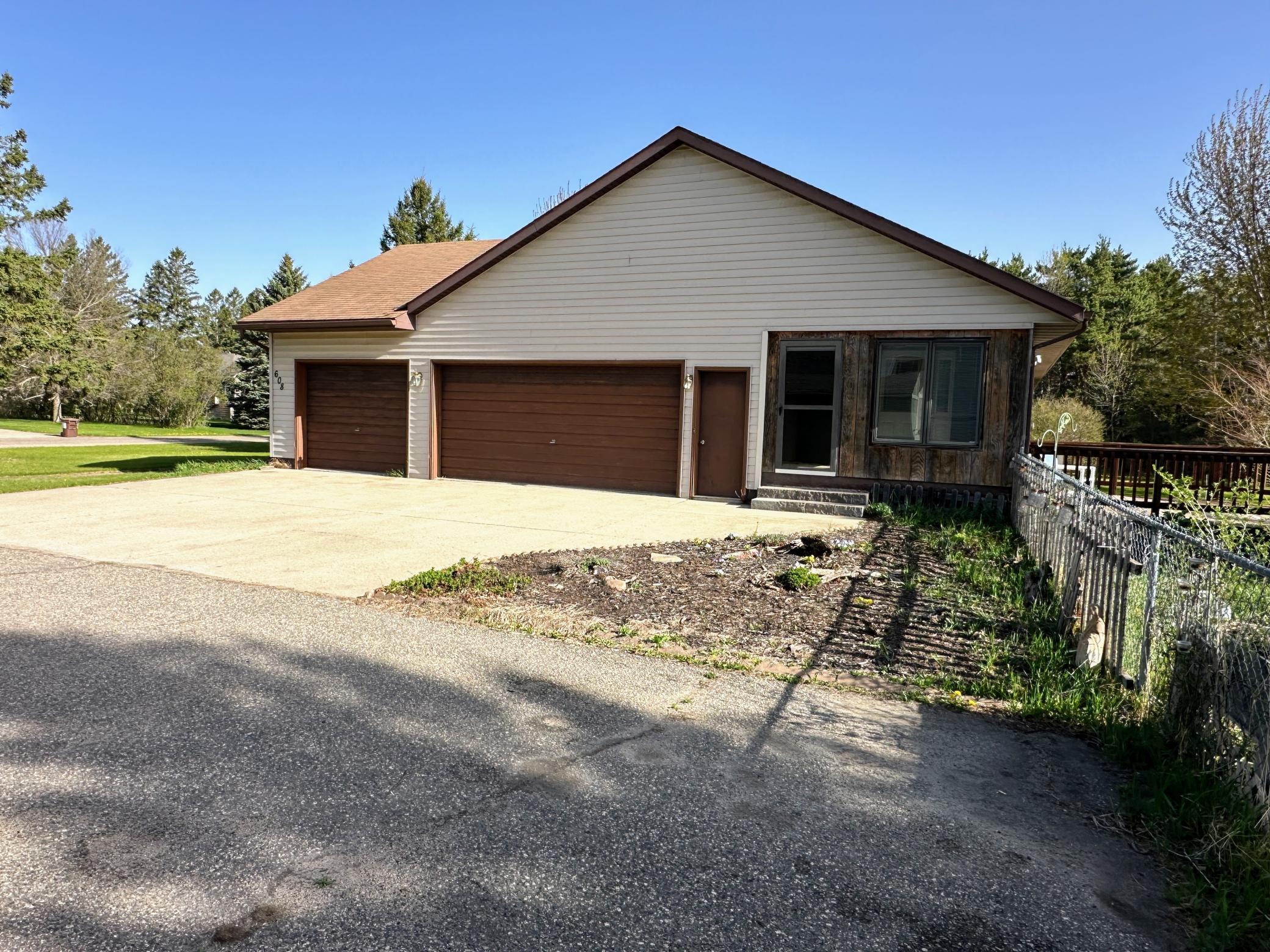 1993 single family home for sale at 608 Pinetree Drive in Perham, MN — 5 bed, 4 bath (photo 5 of 41)
