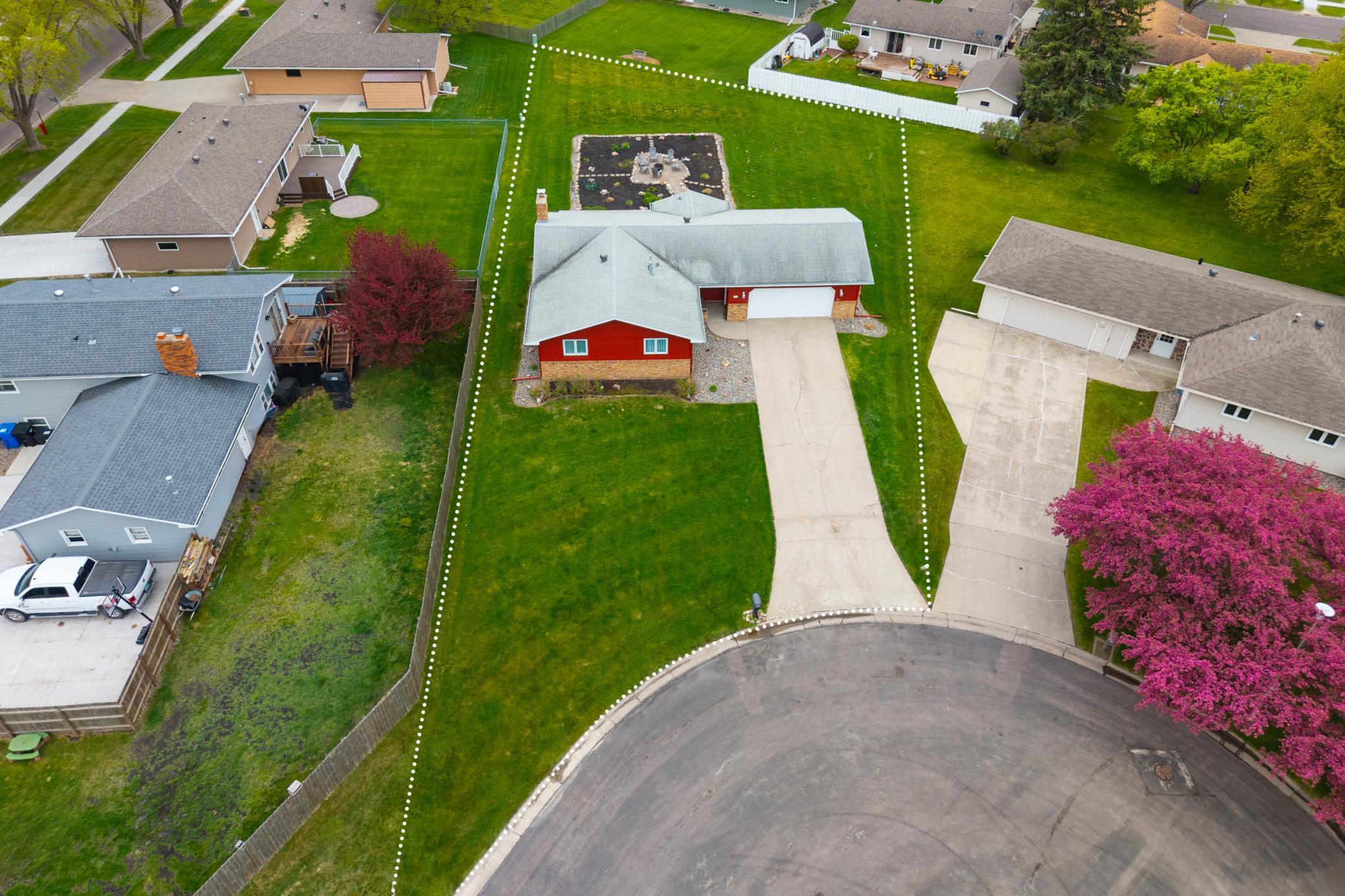1976 single family home for sale at 1437 E Gateway Circle S in Fargo, ND — 3 bed, 3 bath (photo 2 of 45)
