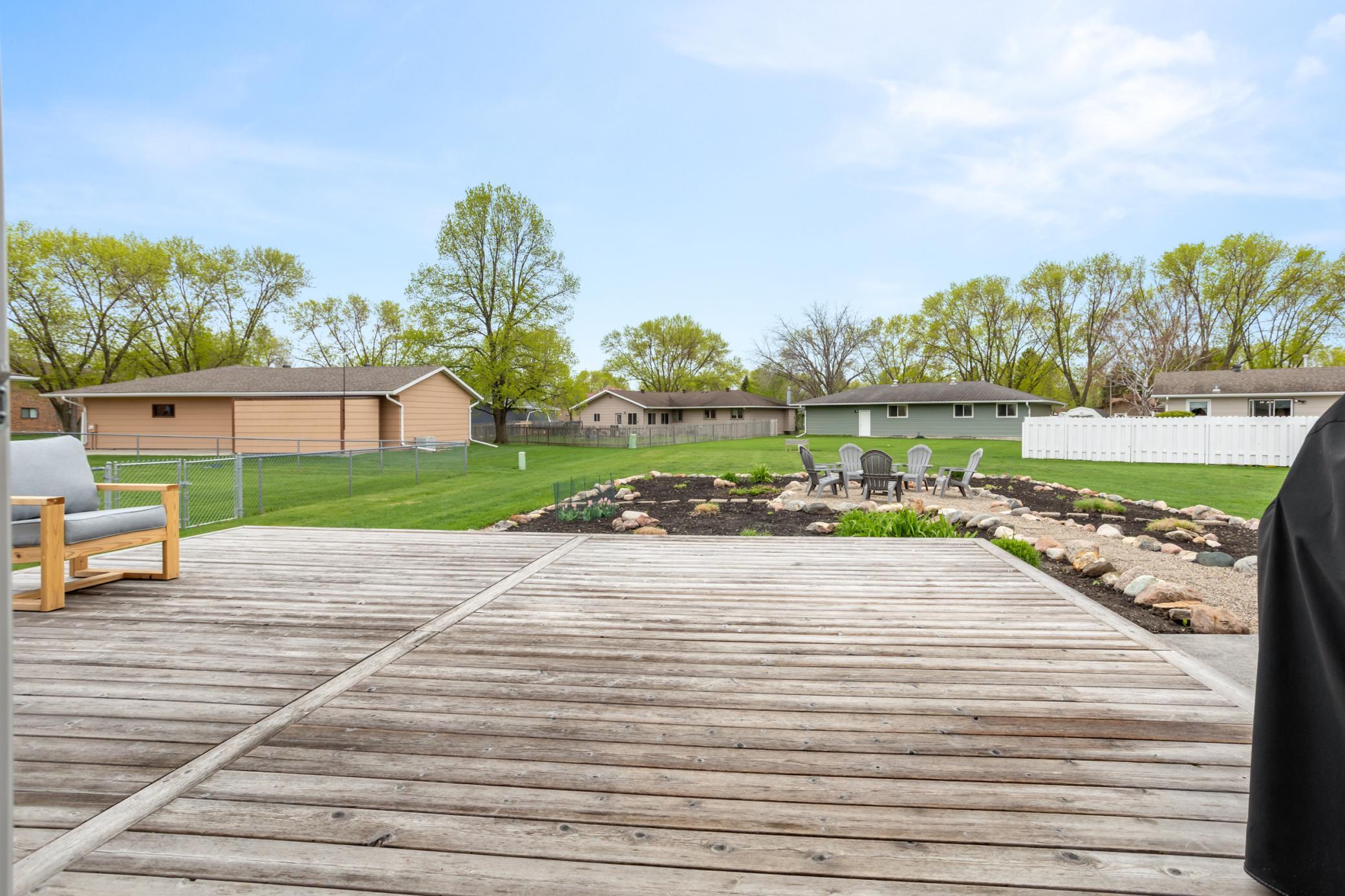 1976 single family home for sale at 1437 E Gateway Circle S in Fargo, ND — 3 bed, 3 bath (photo 37 of 45)