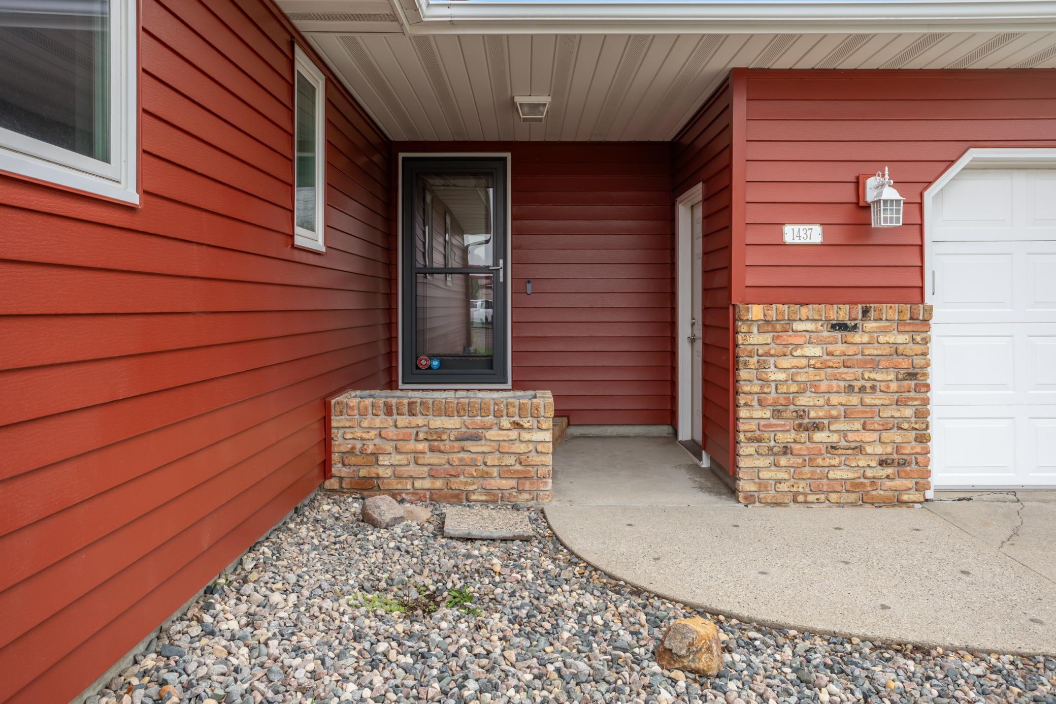 1976 single family home for sale at 1437 E Gateway Circle S in Fargo, ND — 3 bed, 3 bath (photo 39 of 45)
