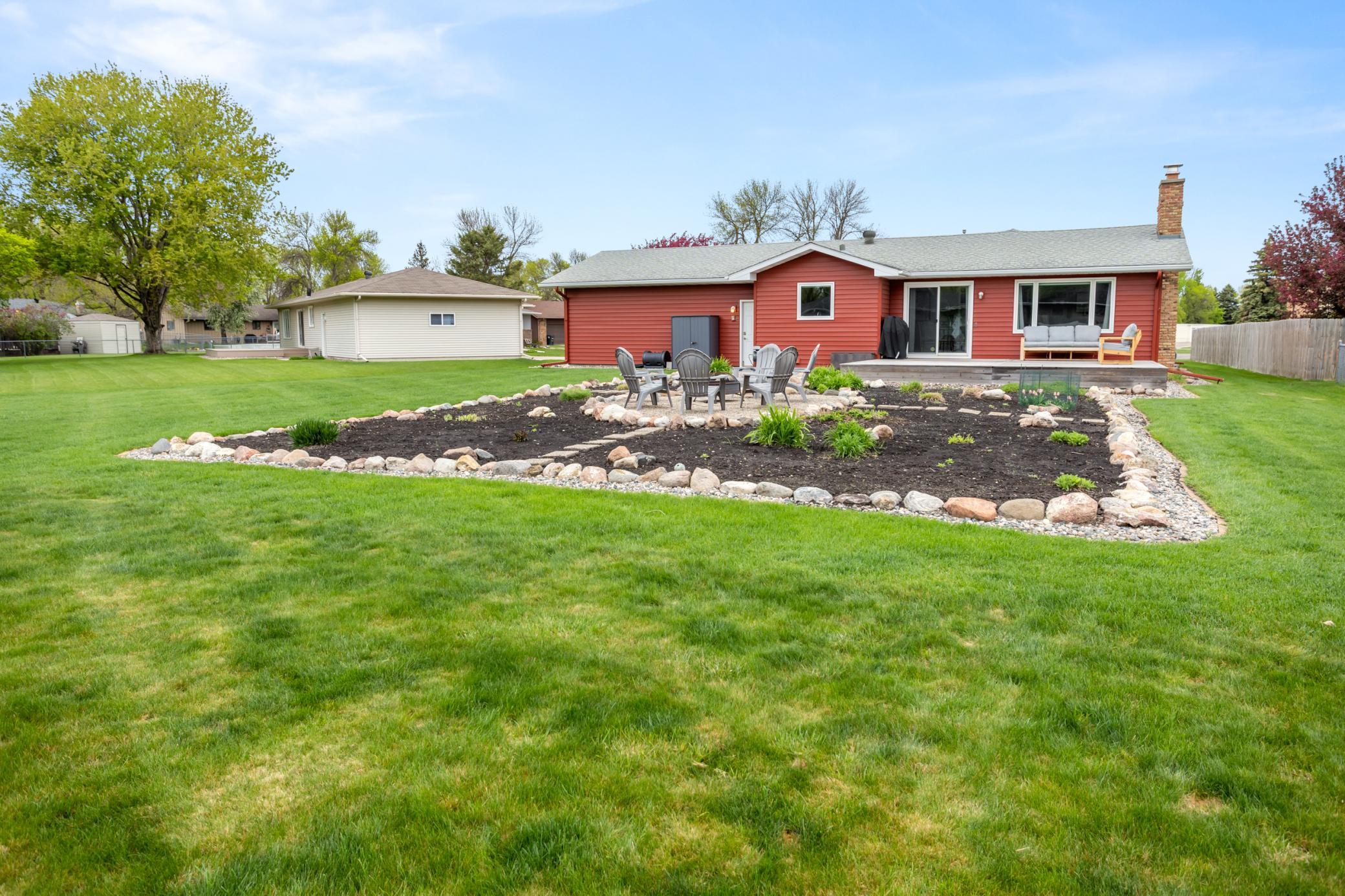 1976 single family home for sale at 1437 E Gateway Circle S in Fargo, ND — 3 bed, 3 bath (photo 40 of 45)