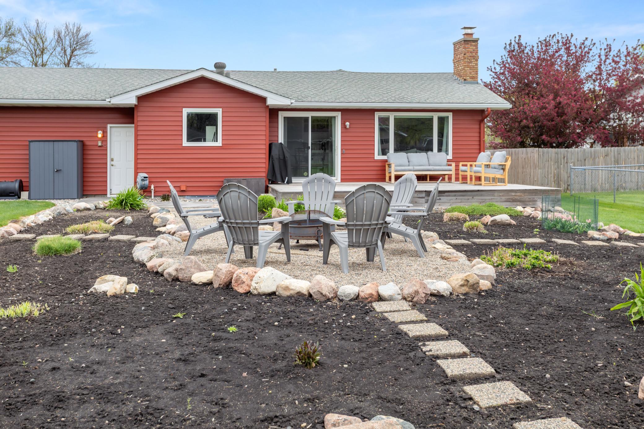 1976 single family home for sale at 1437 E Gateway Circle S in Fargo, ND — 3 bed, 3 bath (photo 41 of 45)