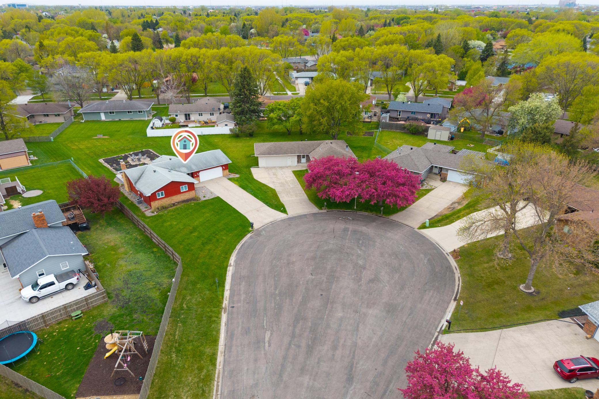 1976 single family home for sale at 1437 E Gateway Circle S in Fargo, ND — 3 bed, 3 bath (photo 43 of 45)