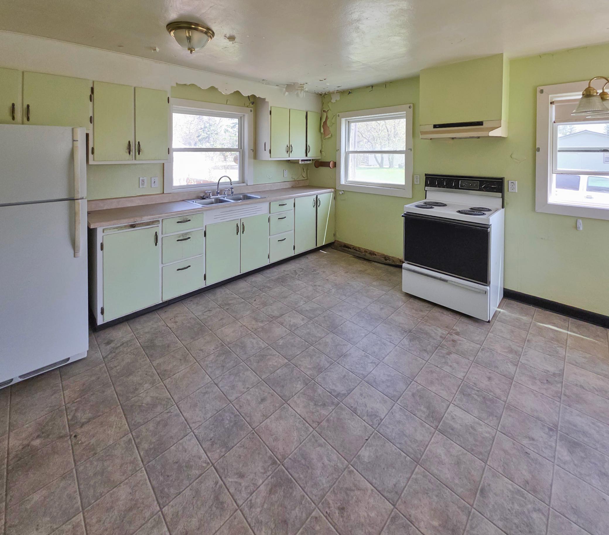 1940 single family home for sale at 350 River Avenue in Middle River, MN — 2 bed, 1 bath (photo 5 of 24)
