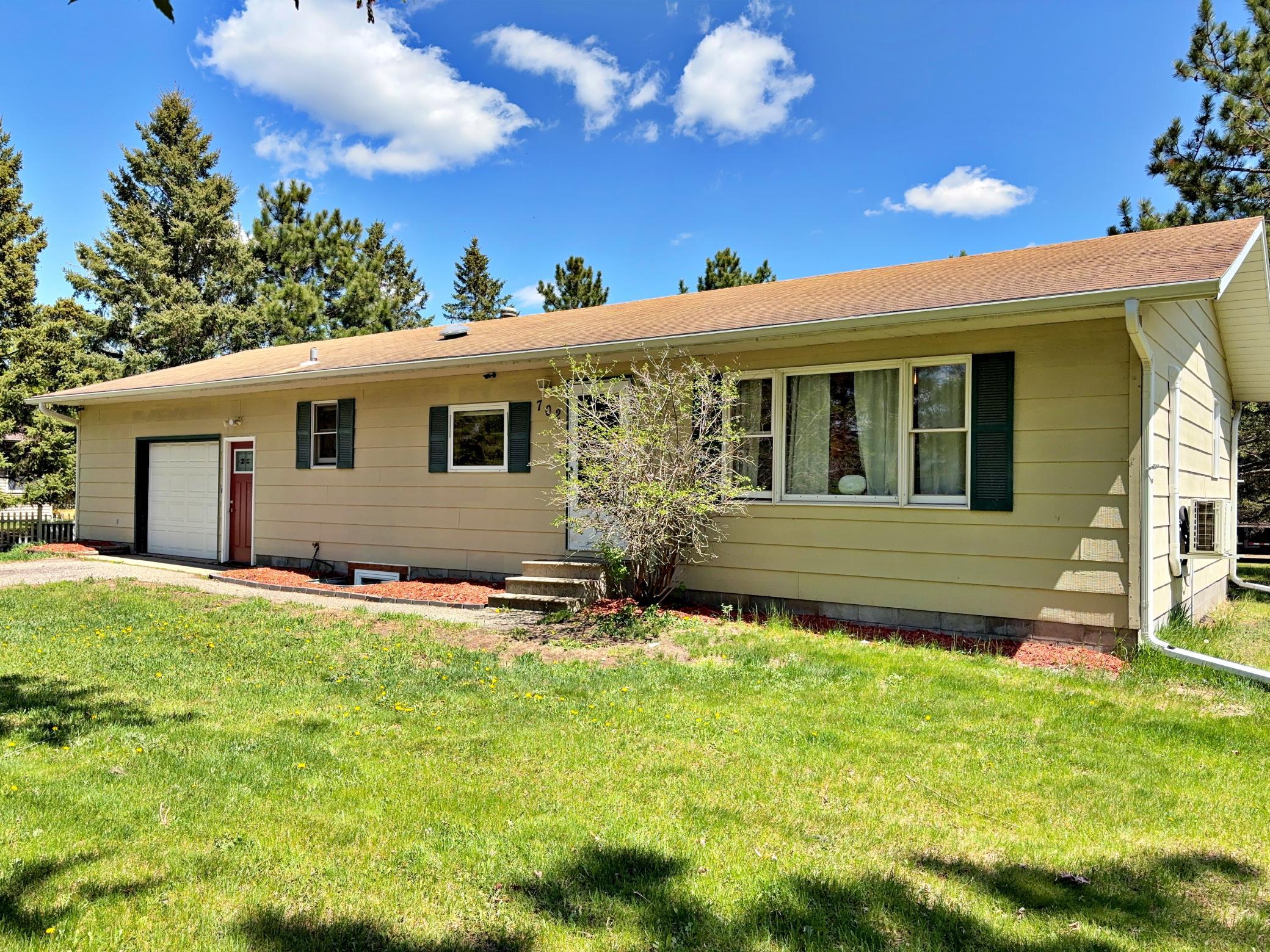 1990 single family home for sale at 702 Washington Avenue S in Park Rapids, MN — 3 bed, 2 bath (photo 2 of 22)