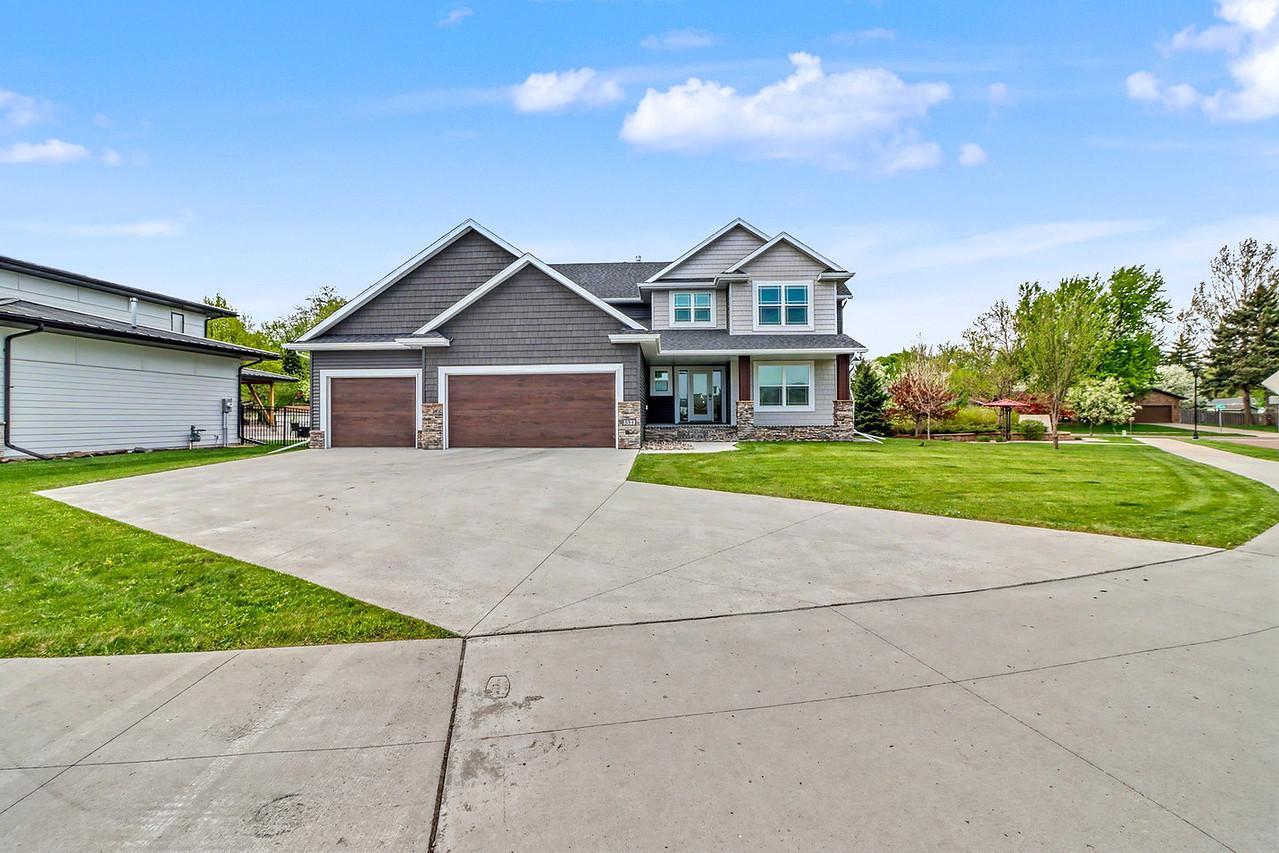 3521 Grandwood Drive N, Fargo ND 58102 - Photo 2 of 60