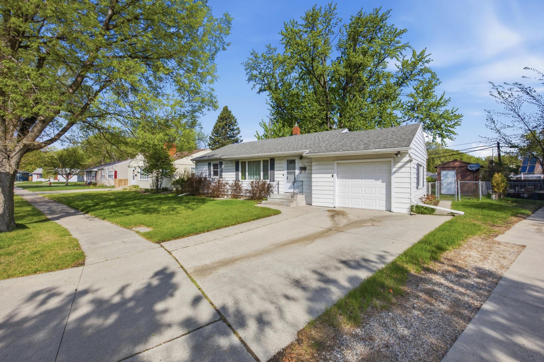 1950 single family home for sale at 105 16th Avenue N in Fargo, ND — 3 bed, 2 bath (photo 2 of 32)
